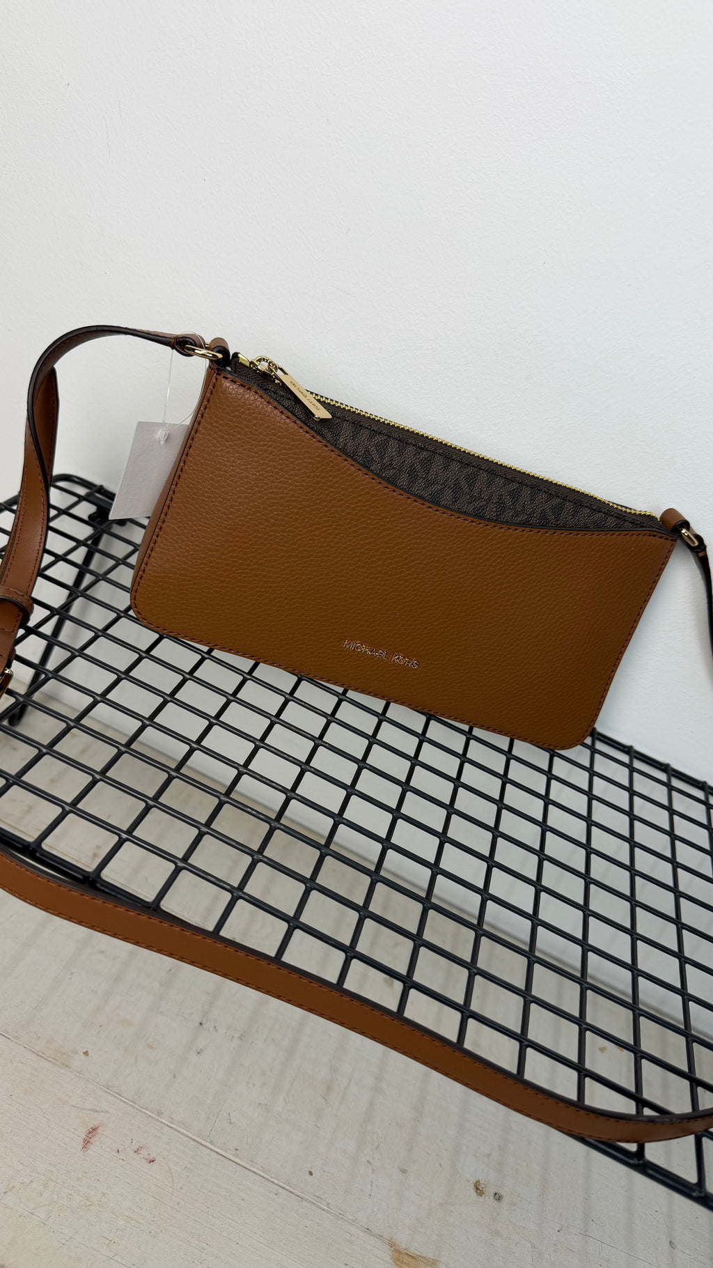 Bandolera Michael Kors arden  – camel y marrón logo