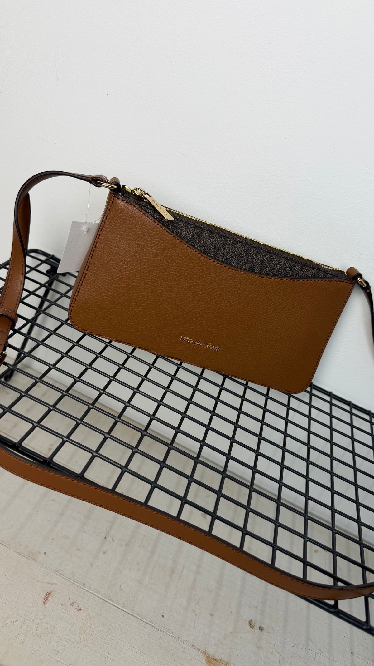 Bandolera Michael Kors arden  – camel y marrón logo