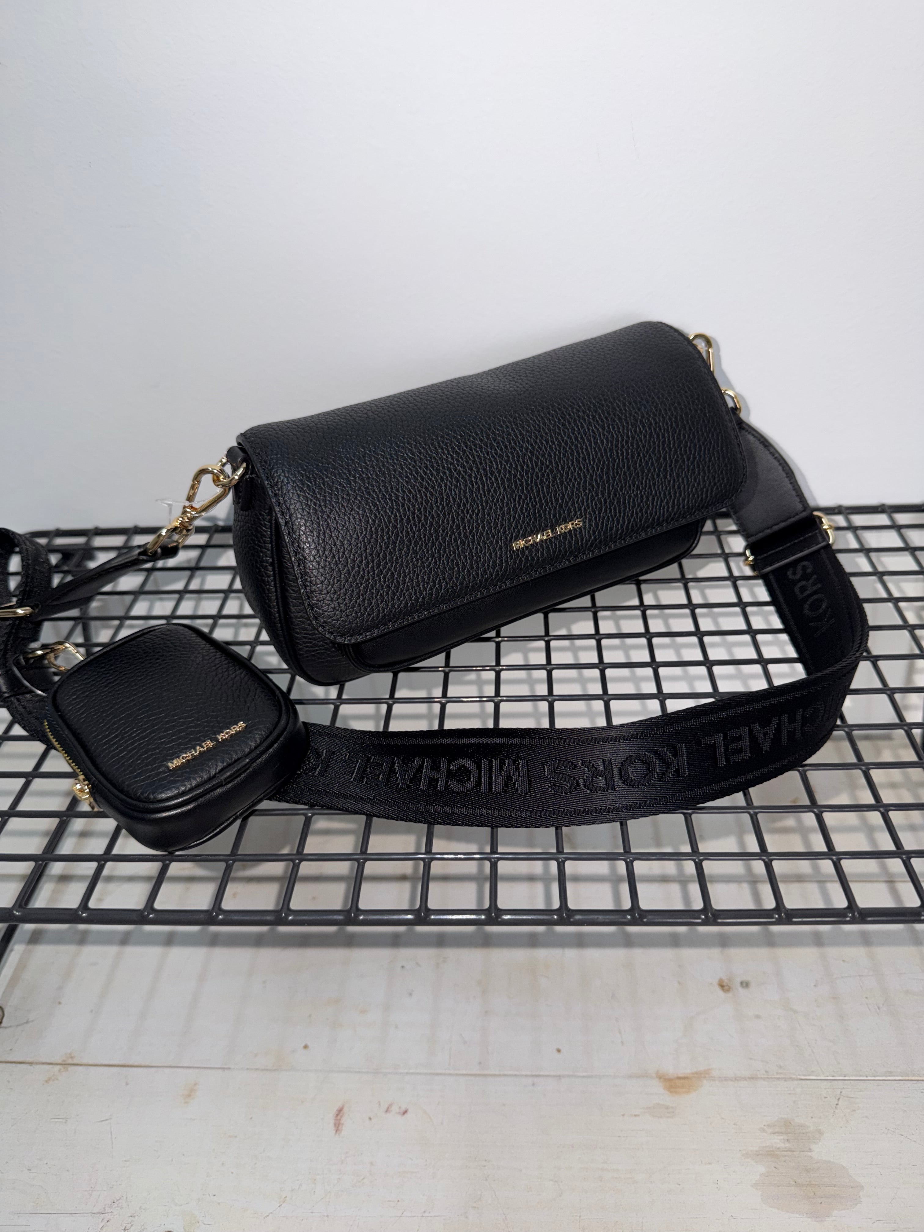 Bolso Michael Kors color negro con bandolera logo y monedero a juego ( multipochette )