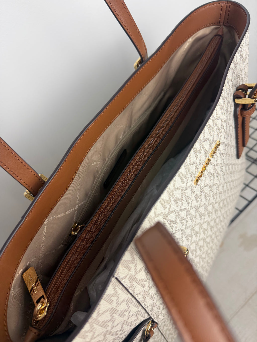 Bolso Michael Kors Voyager Large Logo Tote – Vanilla
