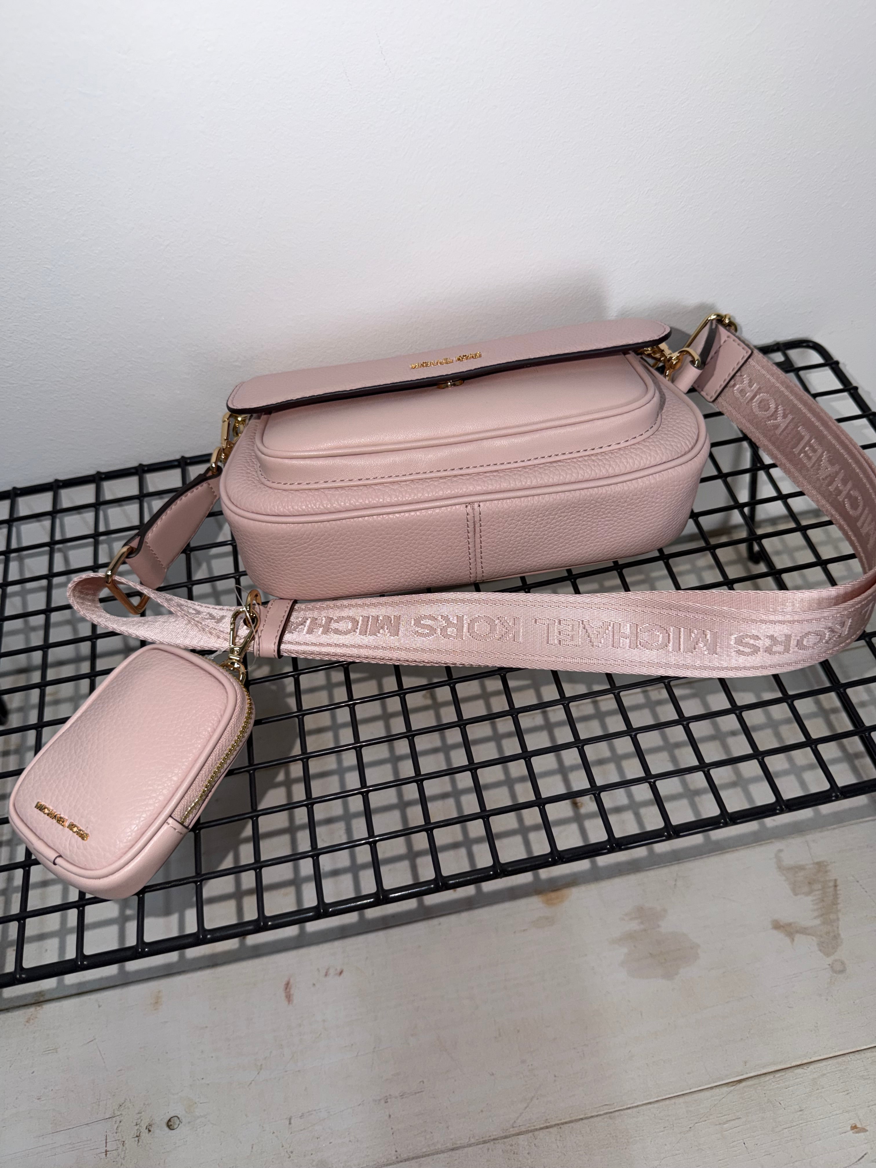 Bolso Michael Kors color rosa con bandolera logo y monedero a juego ( multipochette )
