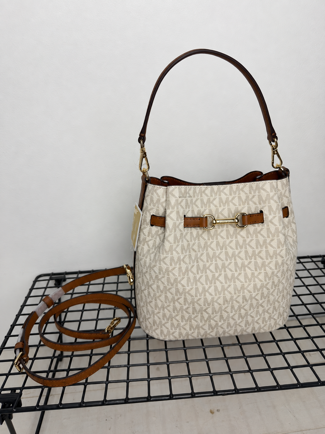 Bolso Michael Kors Carson – vainilla  logo ( bombonera ) (copia)