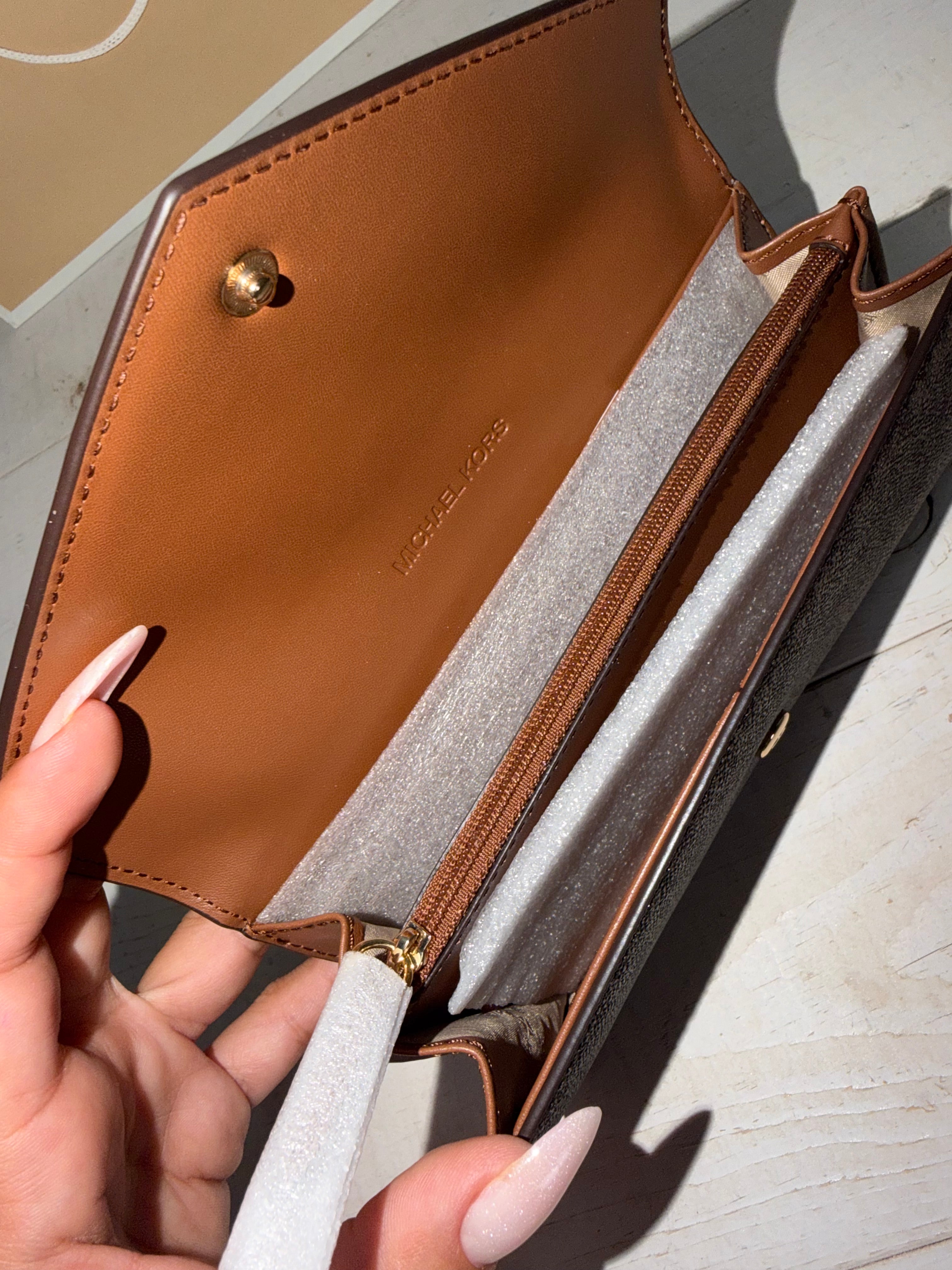 Cartera Michael Kors con solapa en estampado Signature MK brown