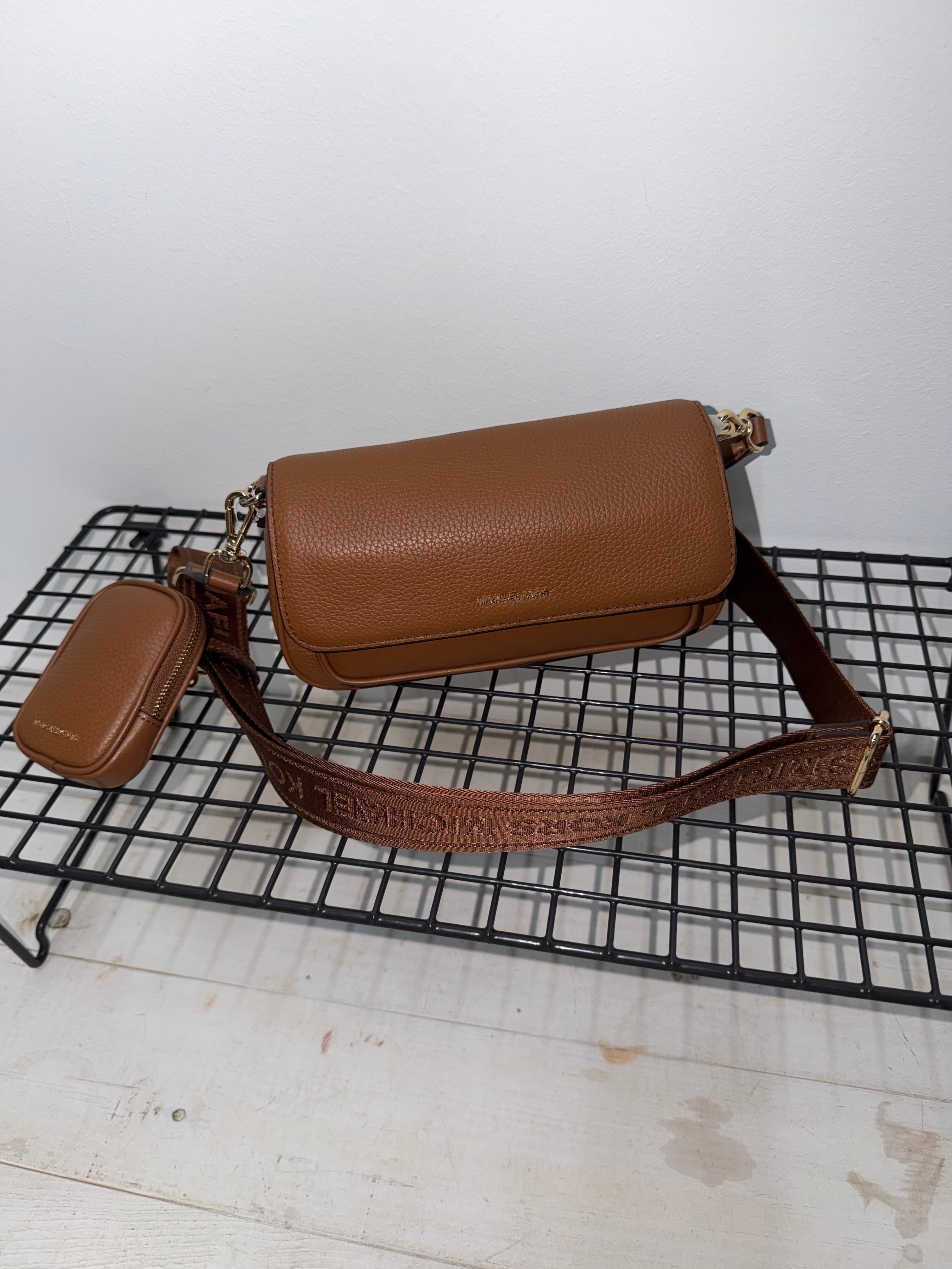 Bolso Michael Kors color camel con bandolera logo y monedero a juego ( multipochette )