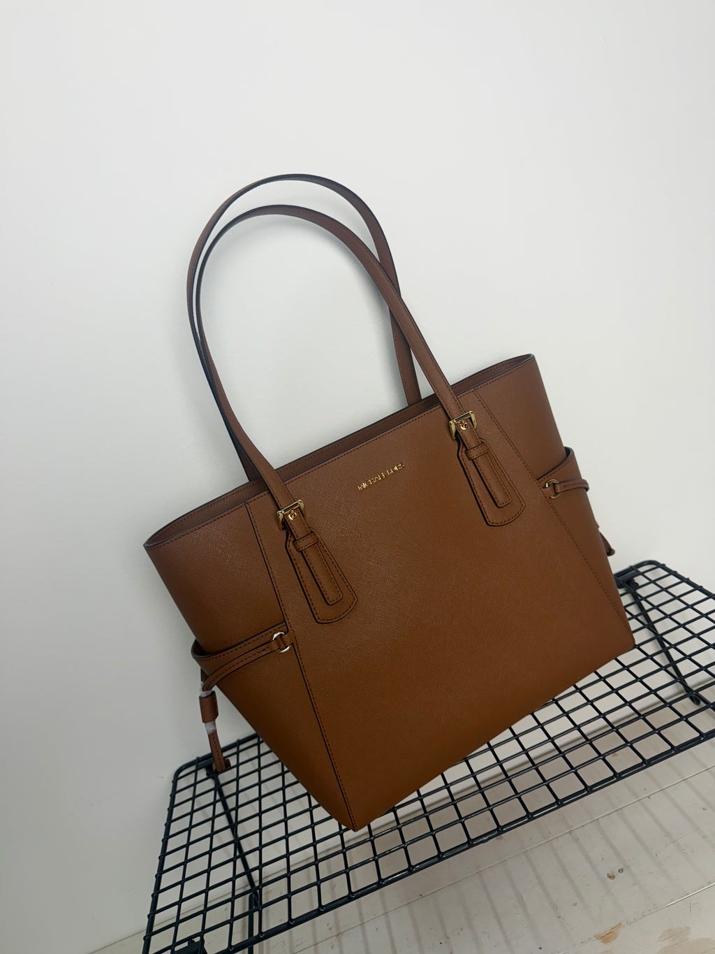 Bolso Michael Kors Voyager Large en piel Saffiano – Luggage