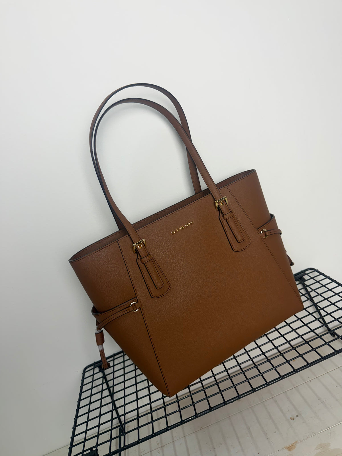 Bolso Michael Kors Voyager Large en piel Saffiano – Luggage