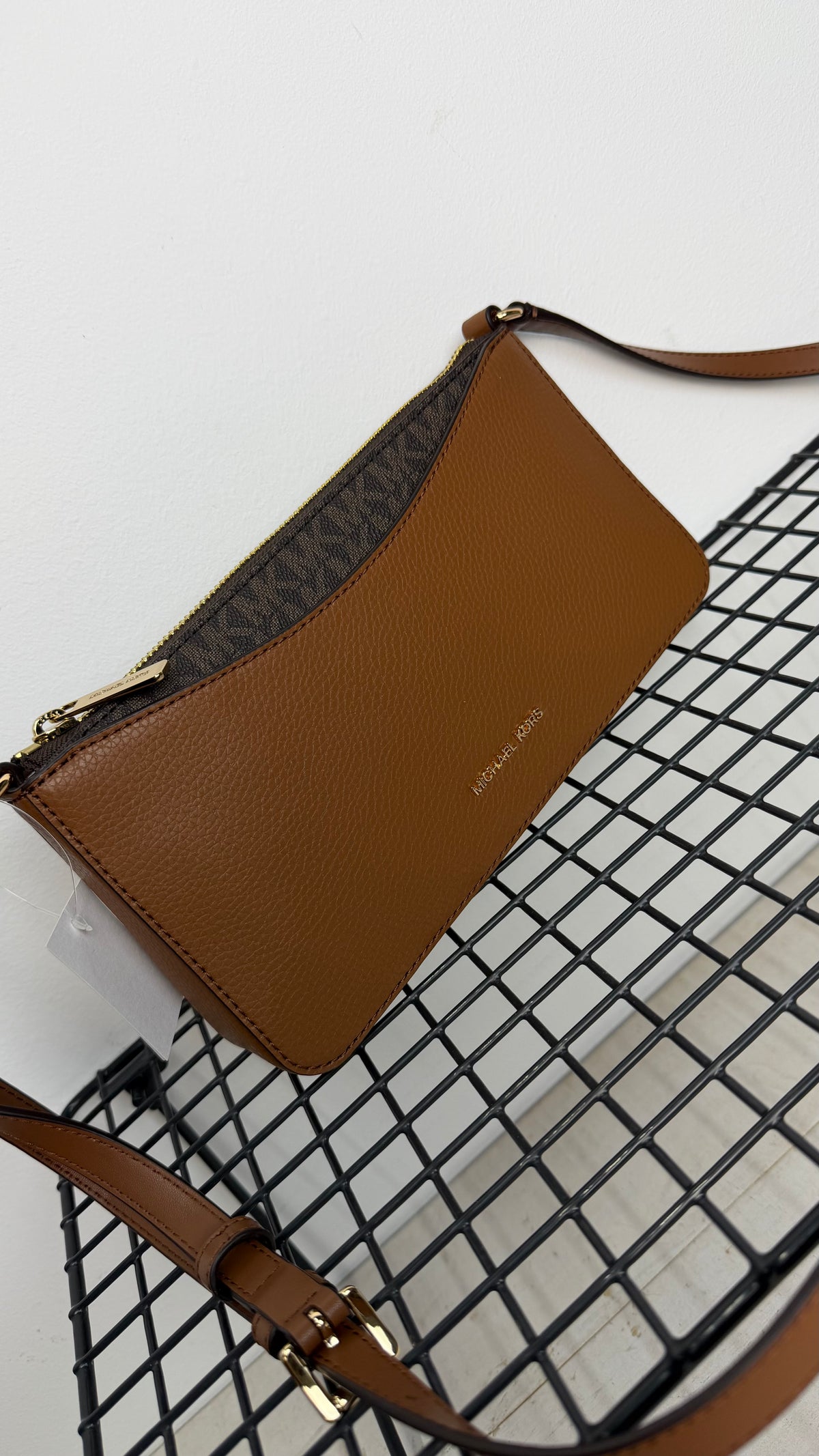 Bandolera Michael Kors arden  – camel y marrón logo