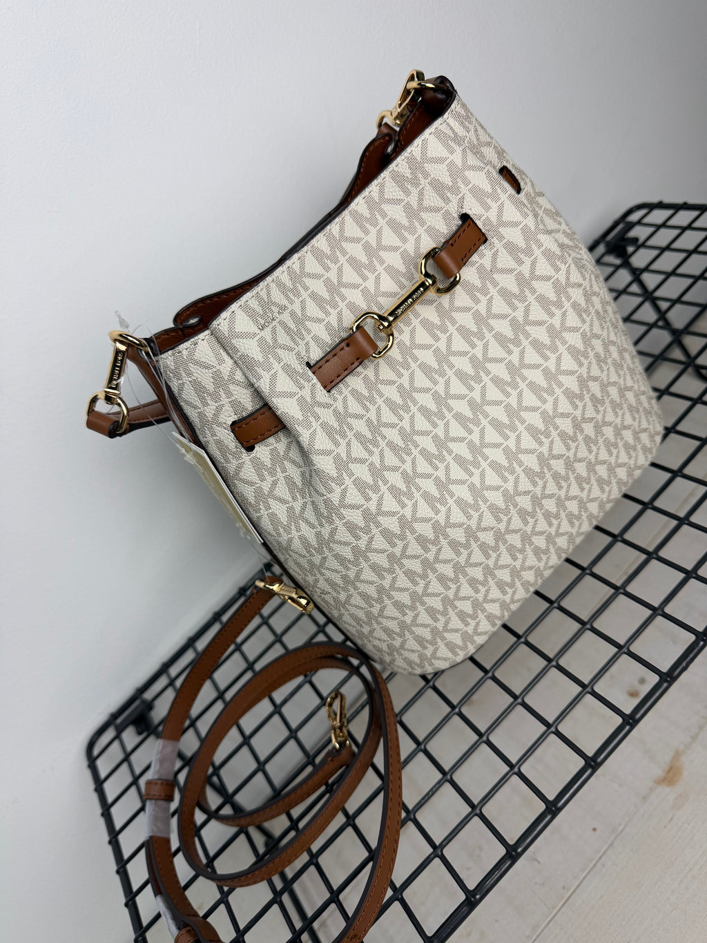 Bolso Michael Kors Carson – vainilla  logo ( bombonera ) (copia)