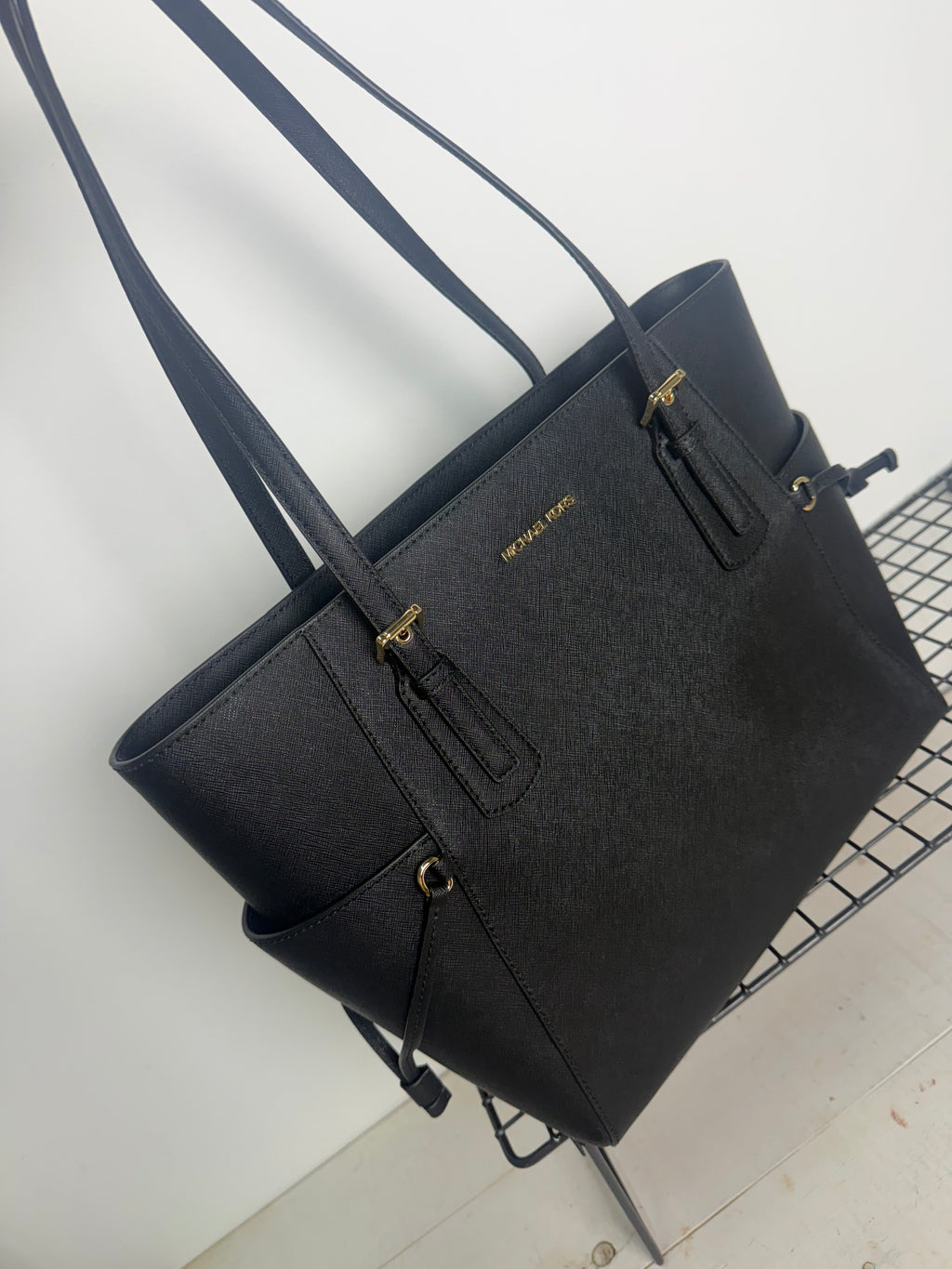 Bolso tote Michael Kors Voyager Large en piel Saffiano – Negro