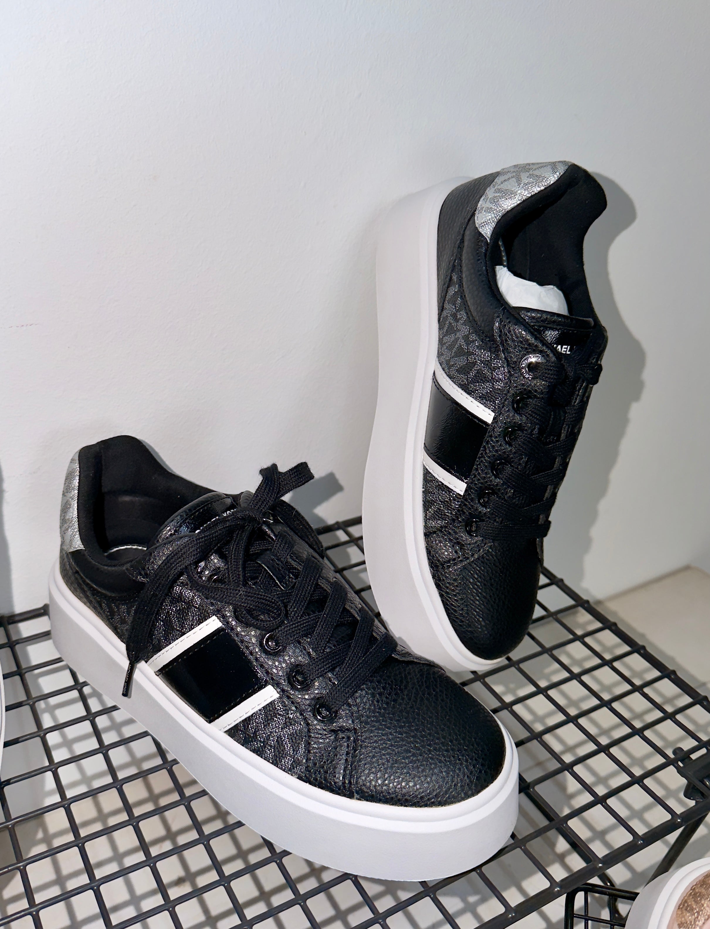 Zapatilla romey negra logo liquidación