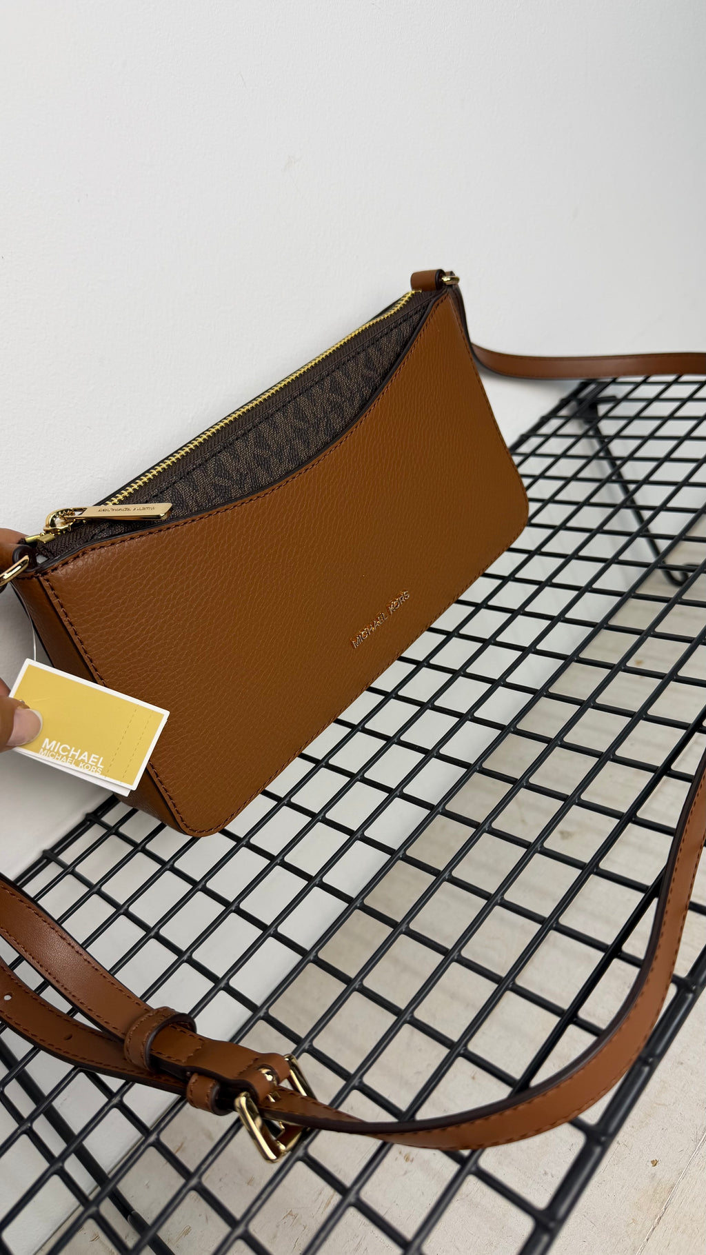 Bandolera Michael Kors arden  – camel y marrón logo