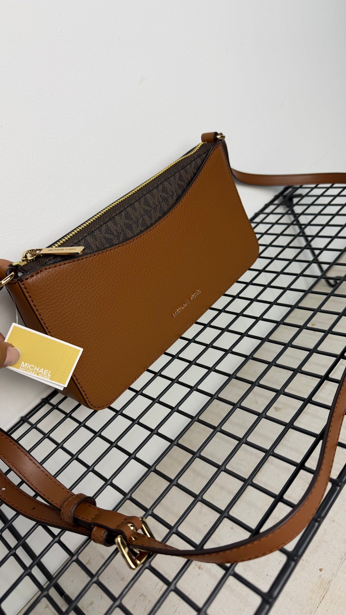 Bandolera Michael Kors arden  – camel y marrón logo