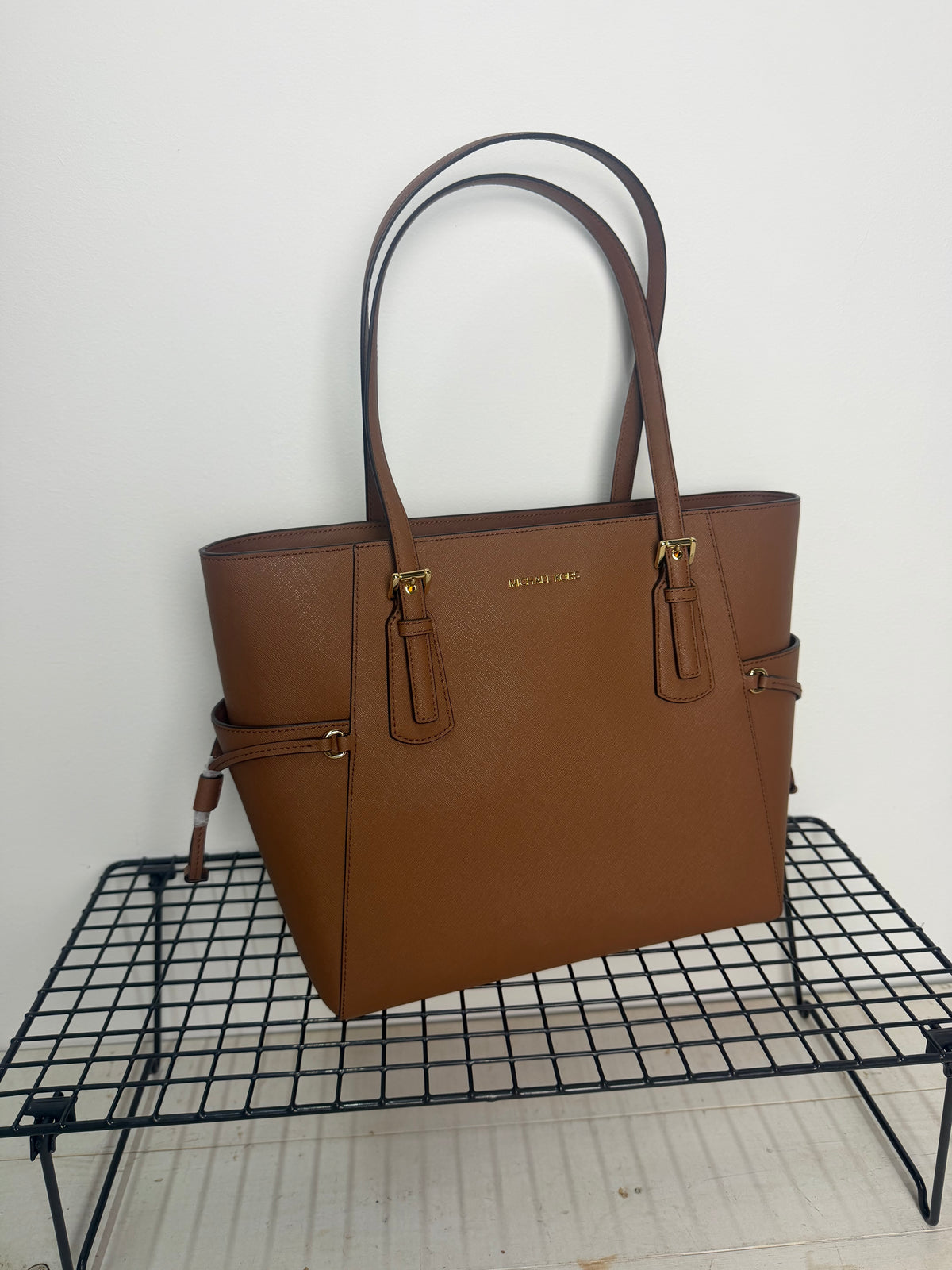 Bolso Michael Kors Voyager Large en piel Saffiano – Luggage