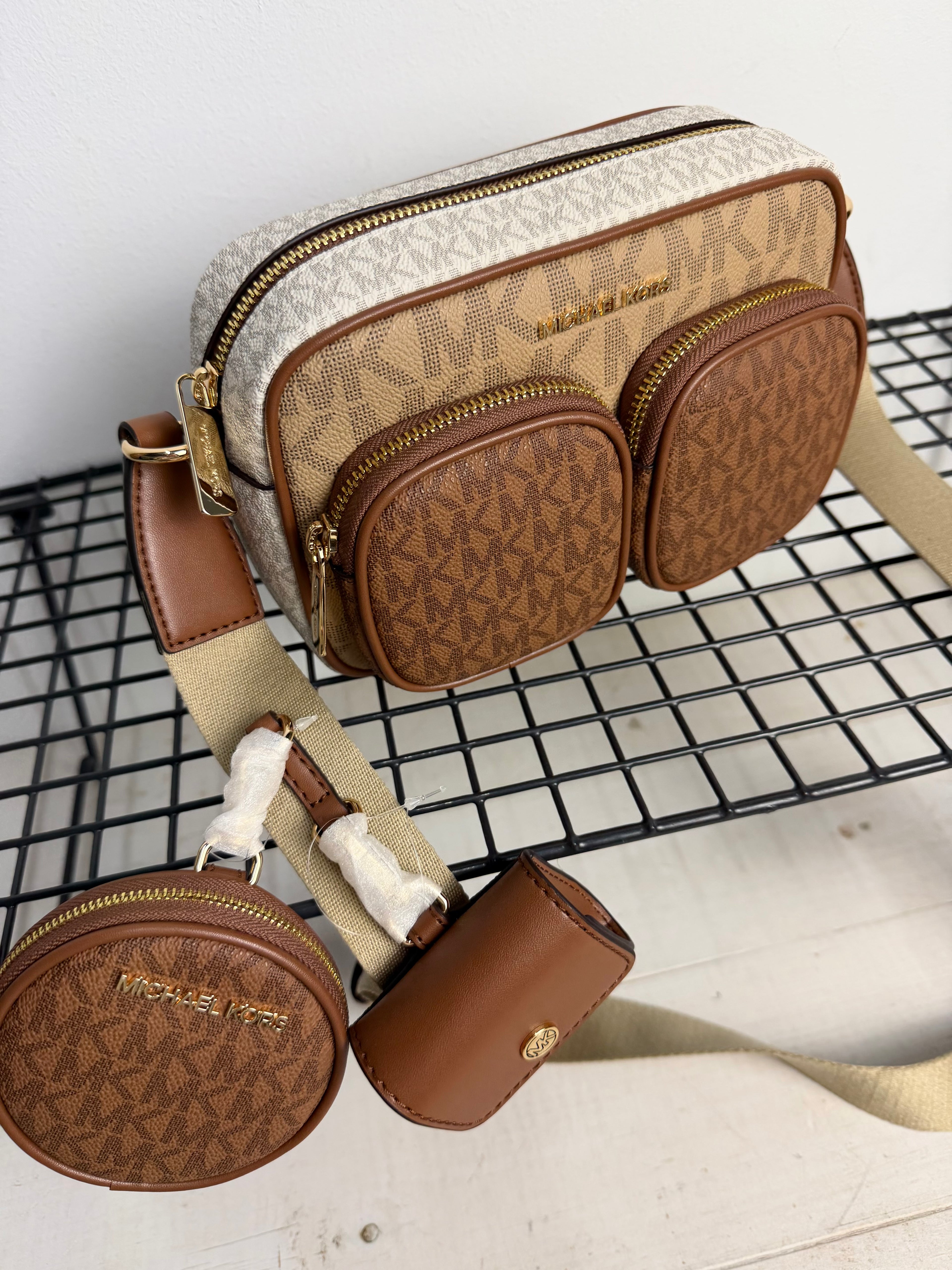 Michael Kors – Jet Set Item Crossbody marrón/vainilla (bandolera bolsillos)