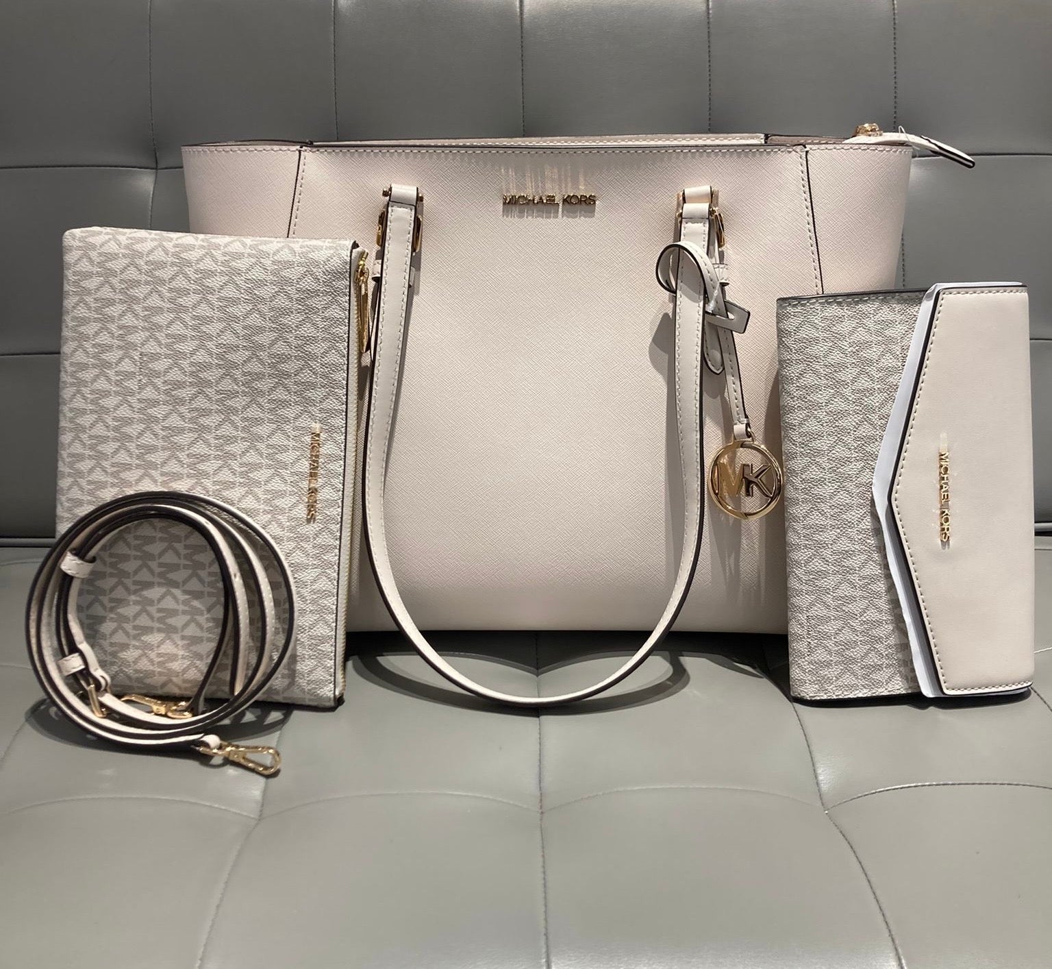 Michael Kors Charlotte Large Tote color crema ( set 3 piezas)