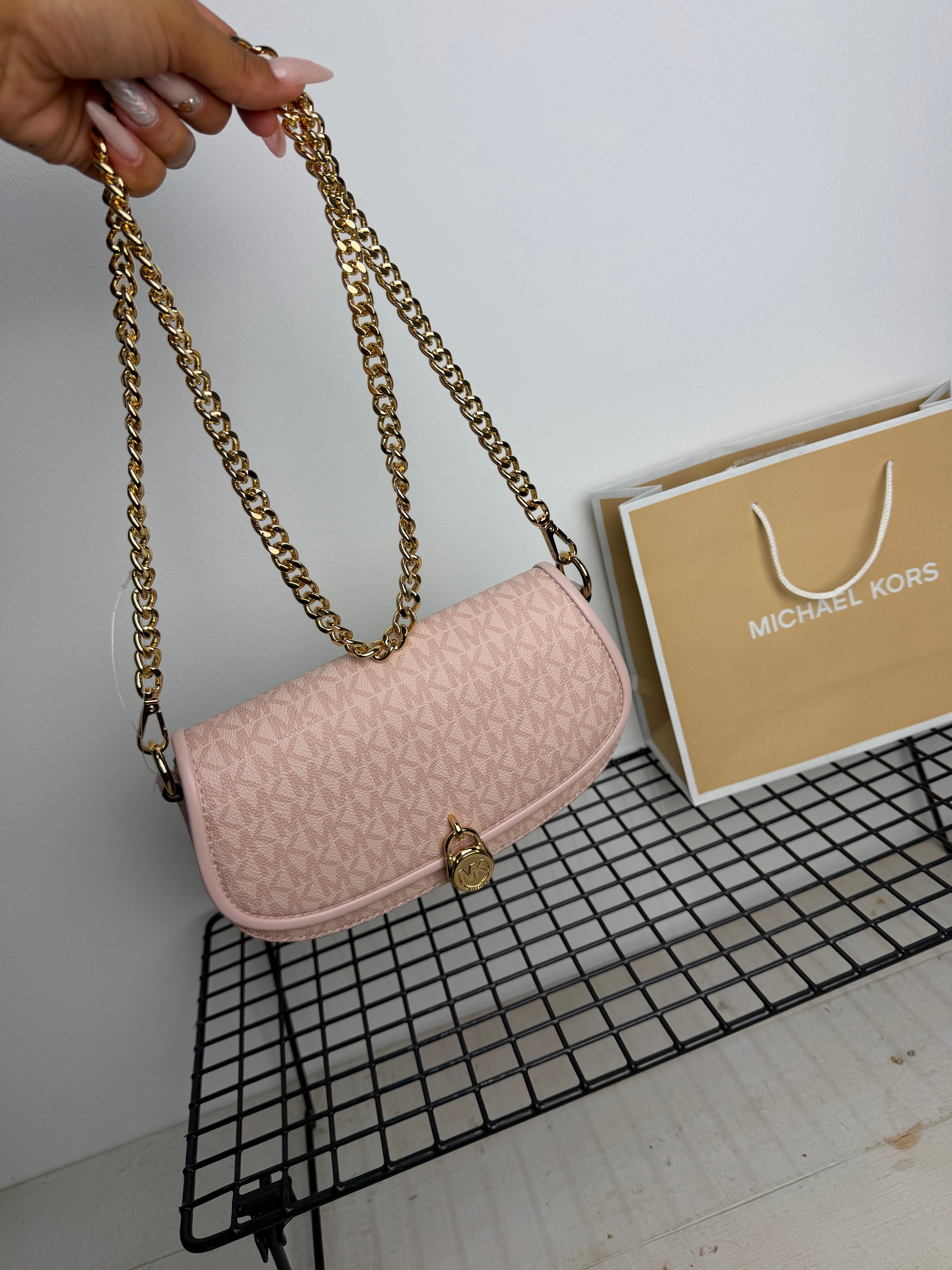 Bandolera Michael Kors mila Rosa logo ( pequeña )