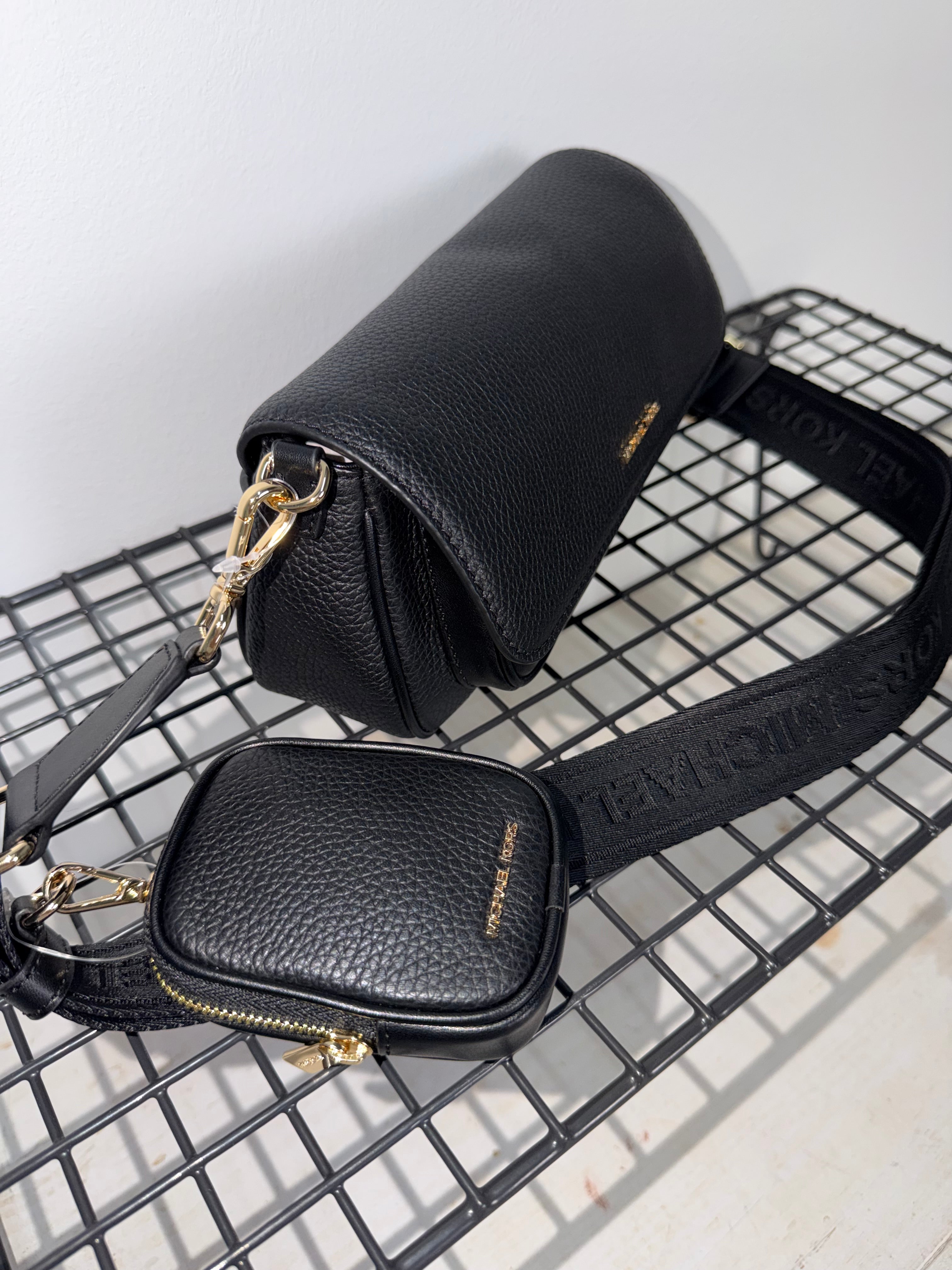 Bolso Michael Kors color negro con bandolera logo y monedero a juego ( multipochette )
