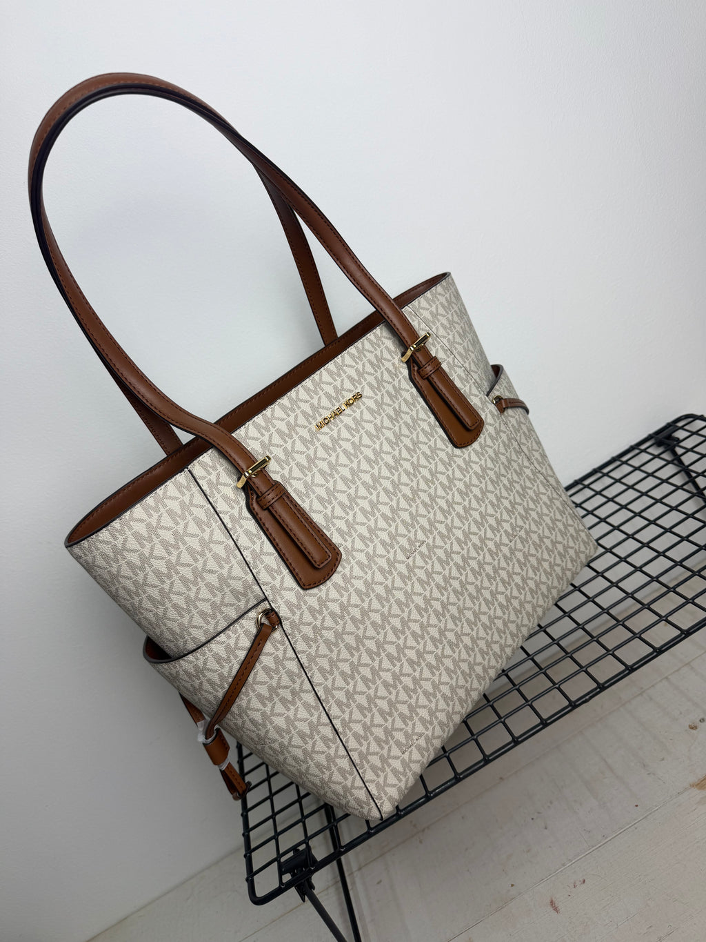 Bolso Michael Kors Voyager Large Logo Tote – Vanilla