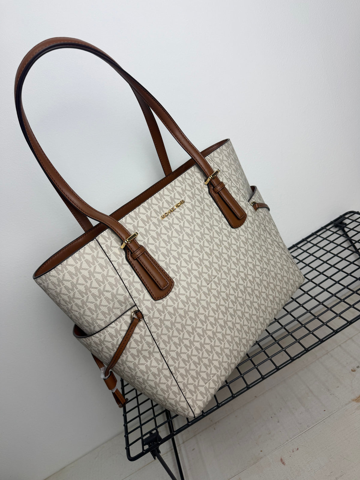 Bolso Michael Kors Voyager Large Logo Tote – Vanilla
