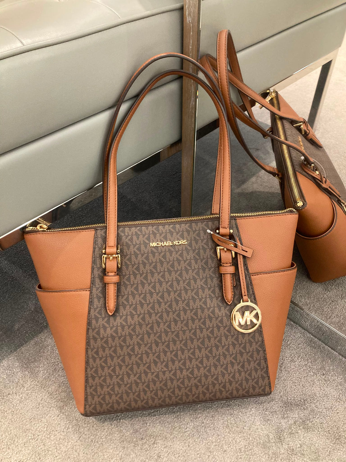 Michael Kors Charlotte Large Tote cremallera – Marrón