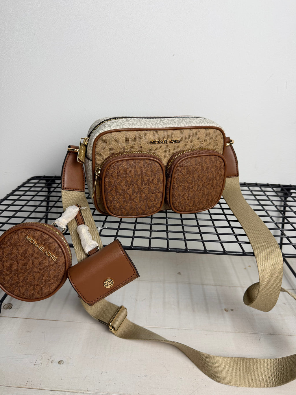 Michael Kors – Jet Set Item Crossbody marrón/vainilla (bandolera bolsillos)