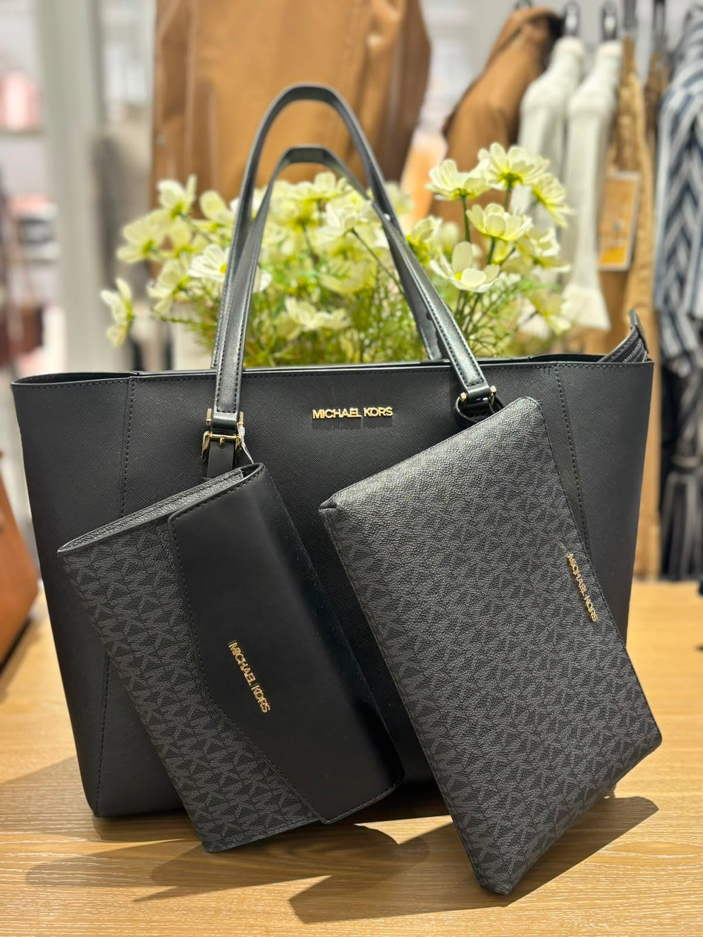 Michael Kors Charlotte Large Tote color negro con dorado  ( set 3 piezas)