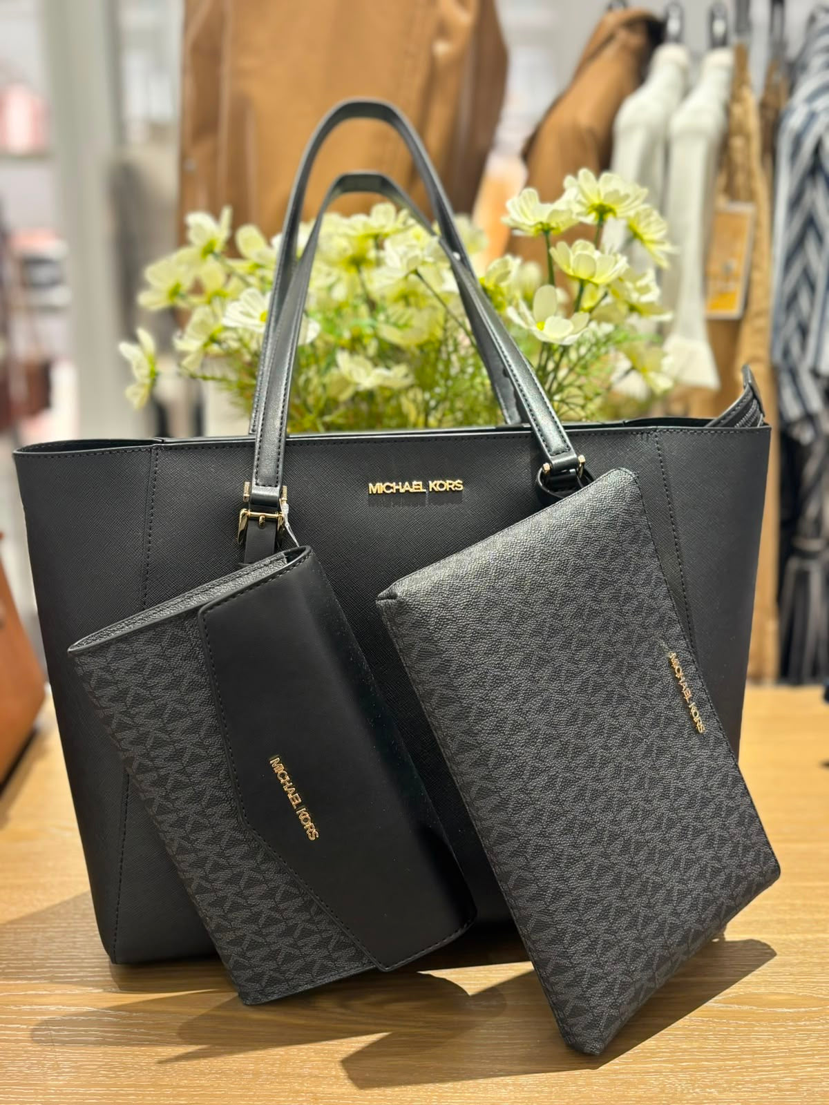 Michael Kors Charlotte Large Tote color negro con dorado  ( set 3 piezas)