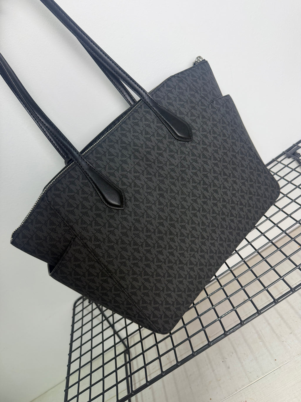Michael Kors Marilyn Medium Tote negro logo