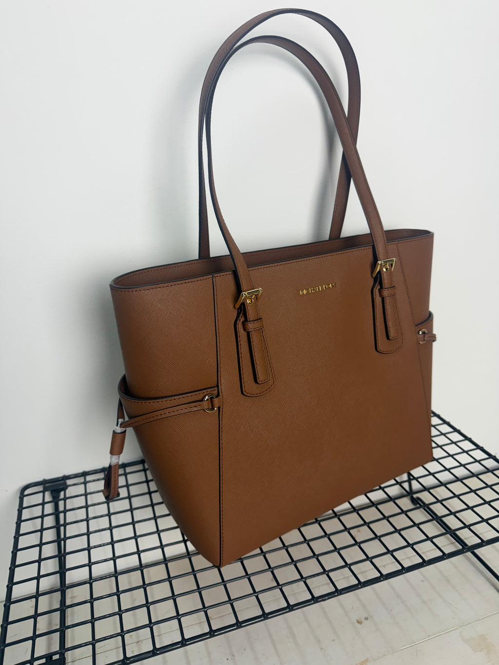 Bolso Michael Kors Voyager Large en piel Saffiano – Luggage