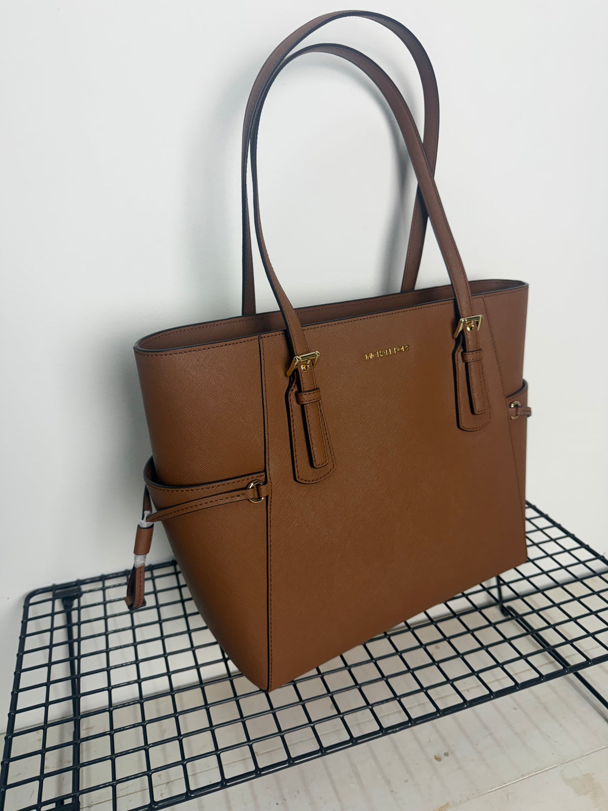 Bolso Michael Kors Voyager Large en piel Saffiano – Luggage