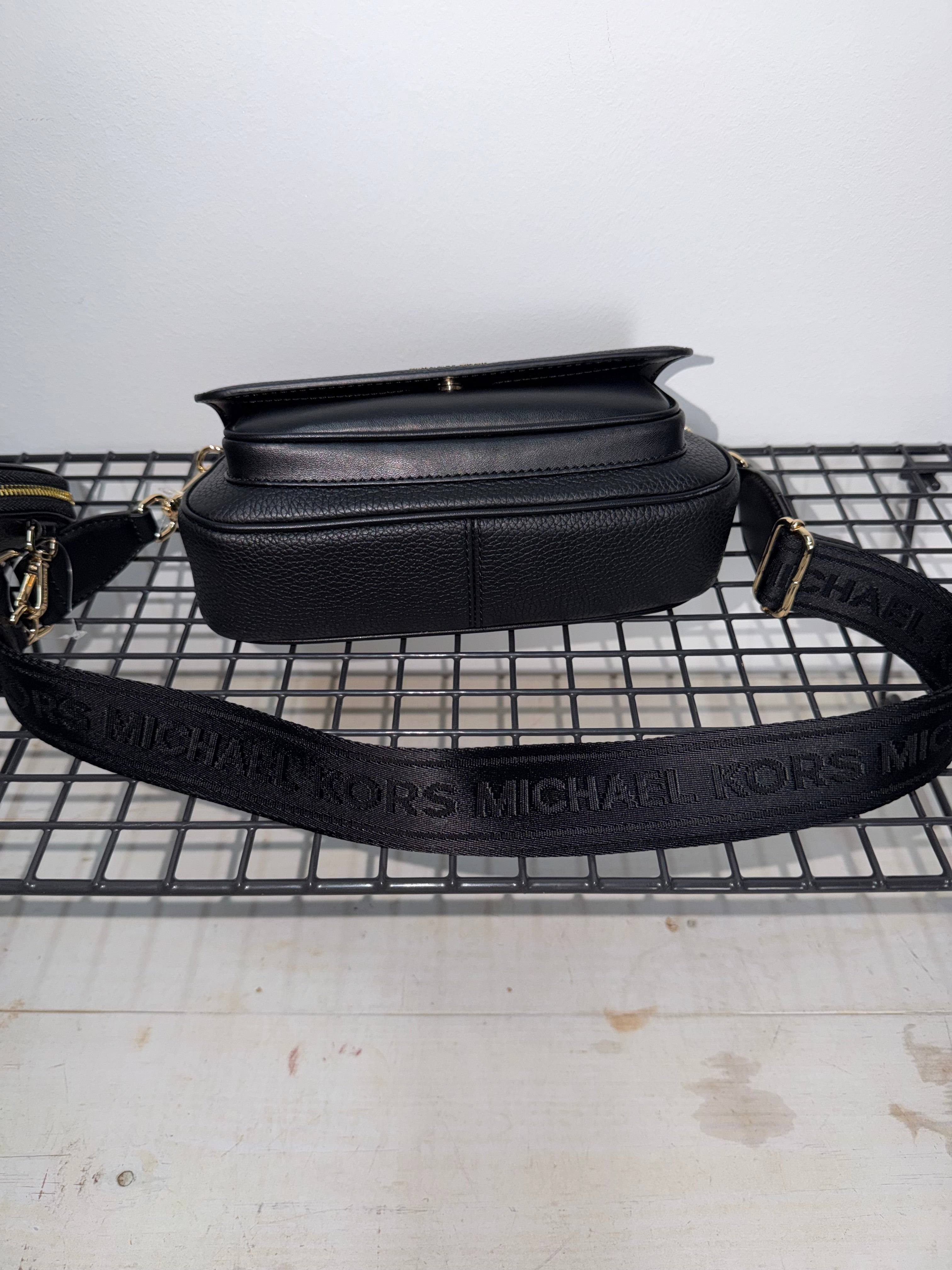 Bolso Michael Kors color negro con bandolera logo y monedero a juego ( multipochette )