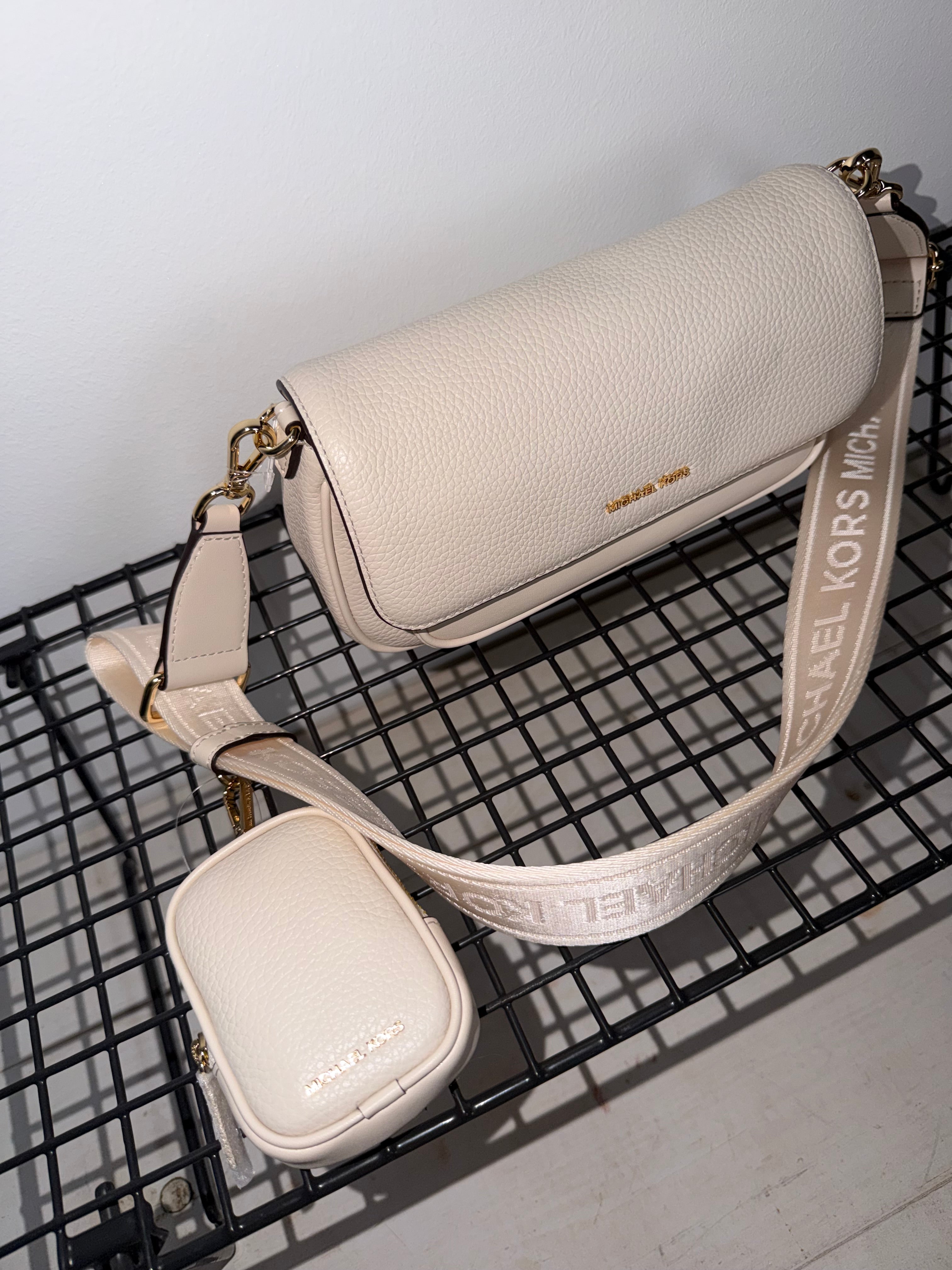 Bolso Michael Kors color crema con bandolera logo y monedero a juego ( multipochette )