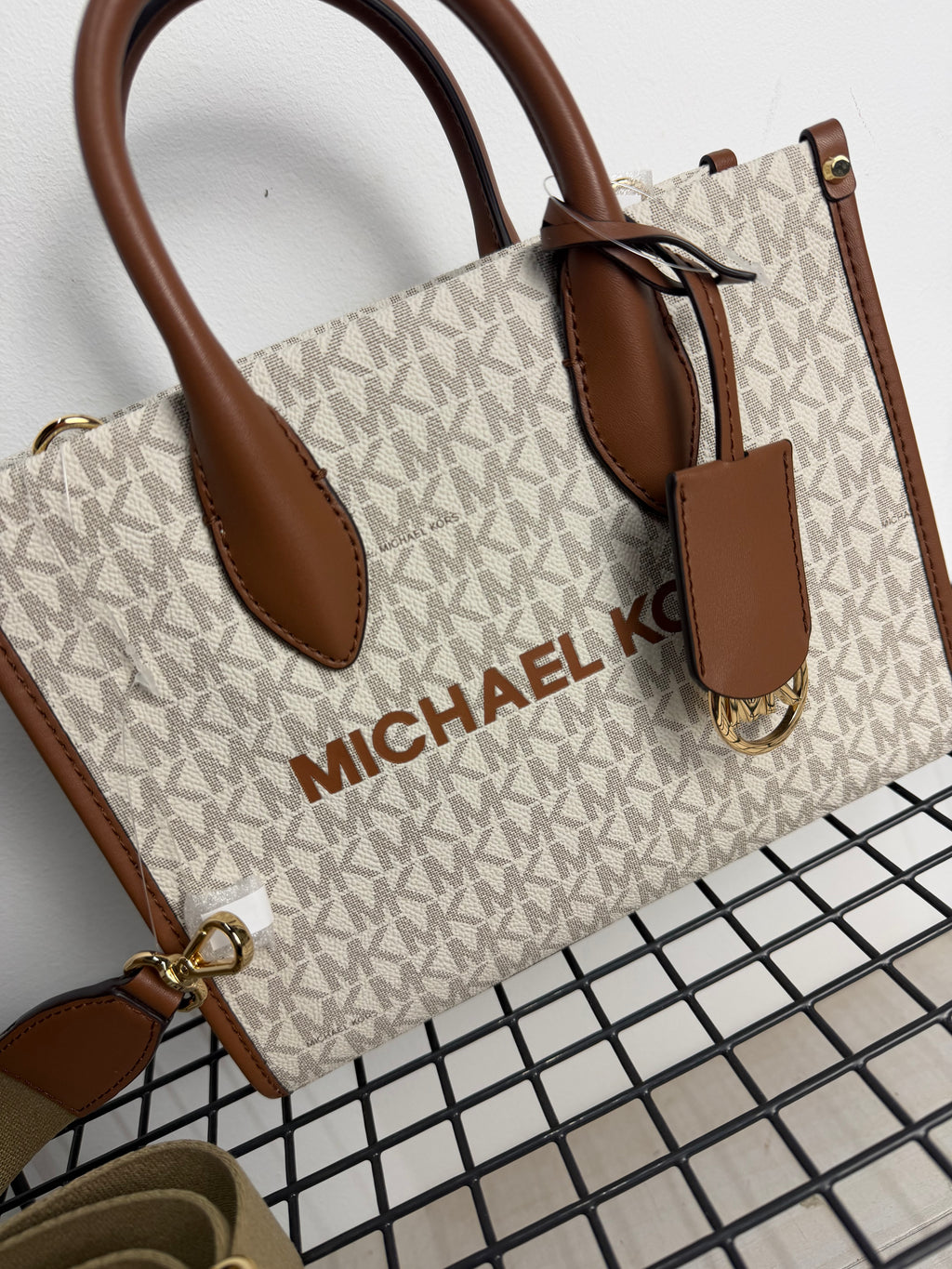 Bolso Mirella Michael Kors mediano vainilla logo