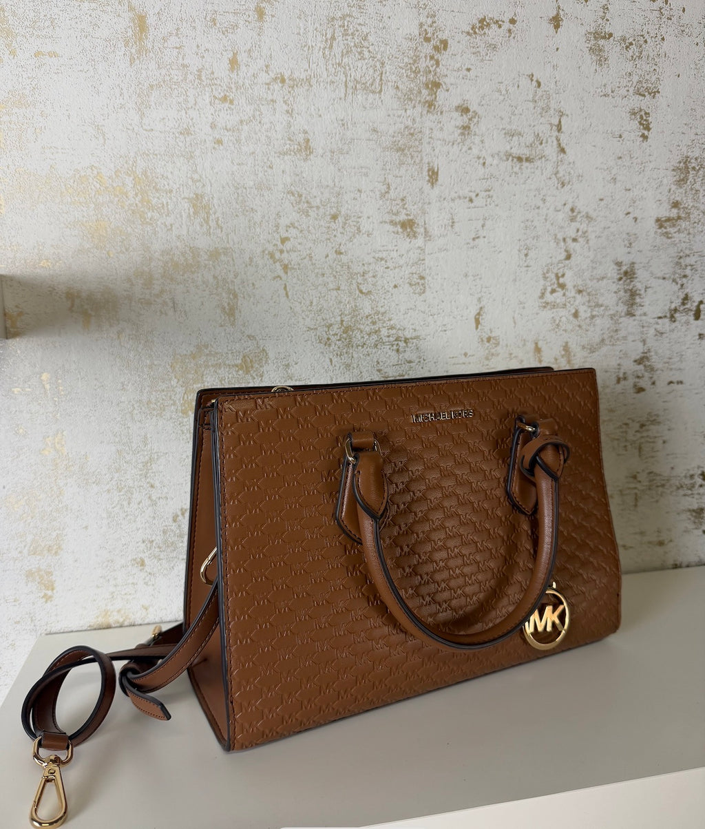 Bolso Michael Kors satchel en color marrón cuero con grabado Mk