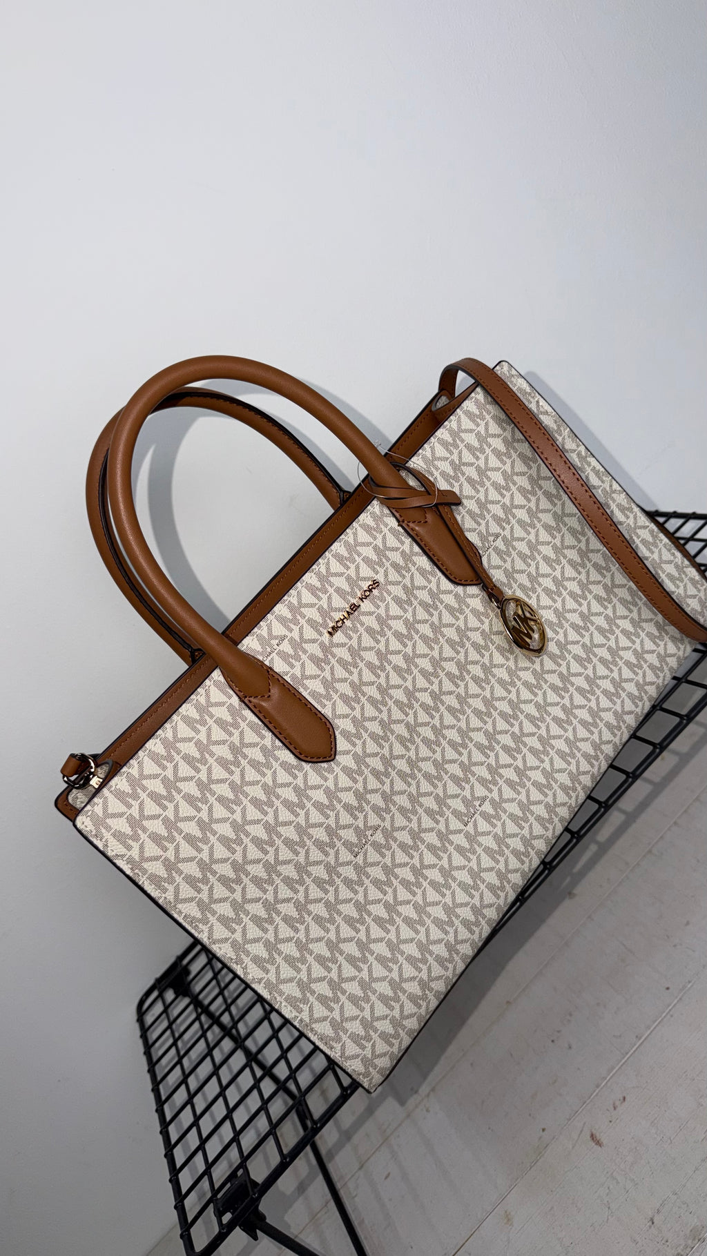 Bolso Michael Kors Scarlett Medium – vainilla logo
