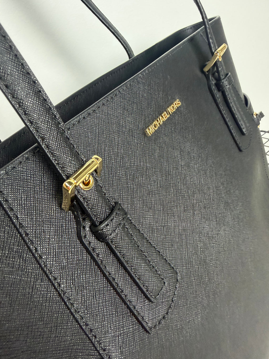 Bolso tote Michael Kors Voyager Large en piel Saffiano – Negro