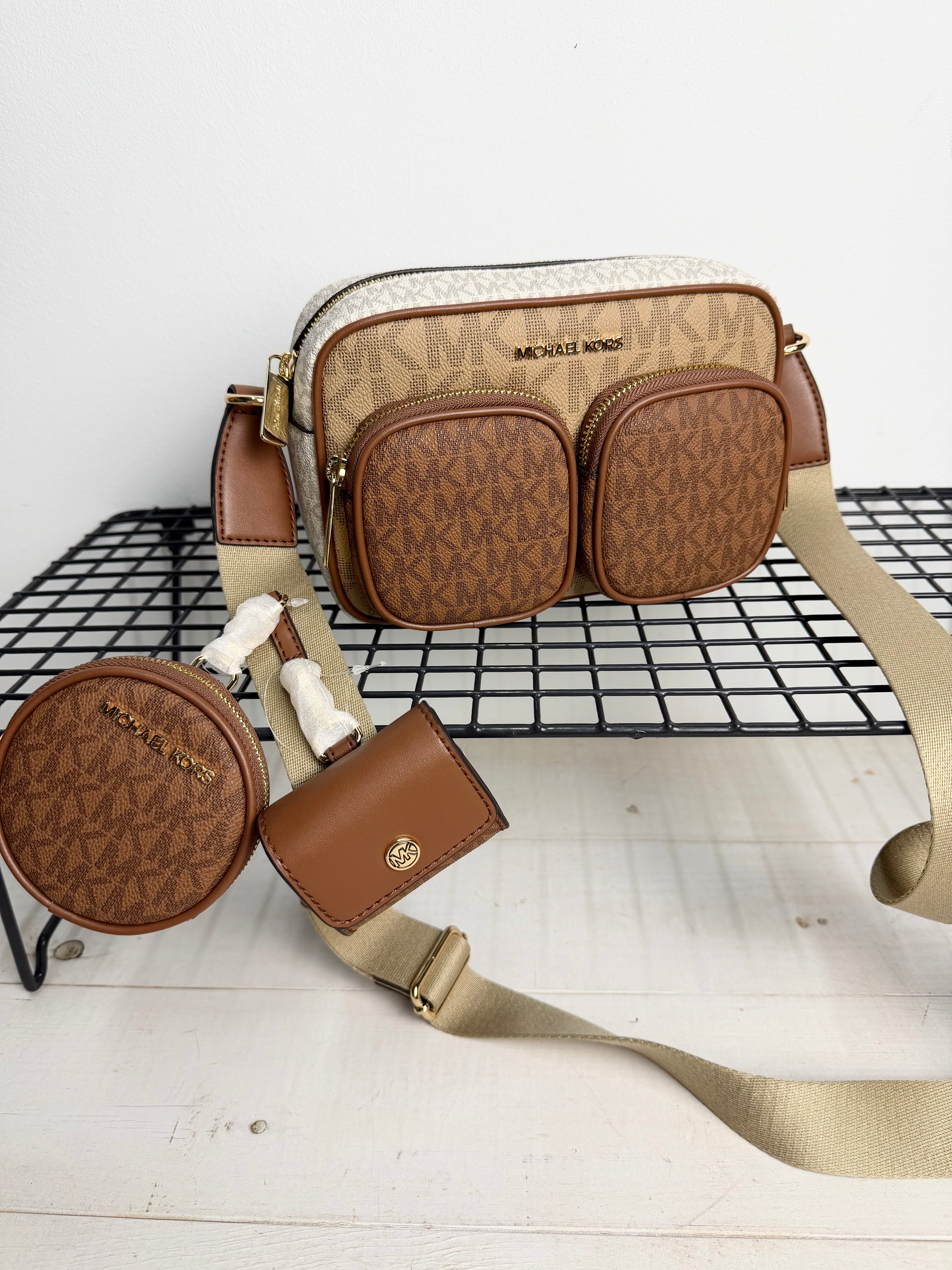 Michael Kors – Jet Set Item Crossbody marrón/vainilla (bandolera bolsillos)