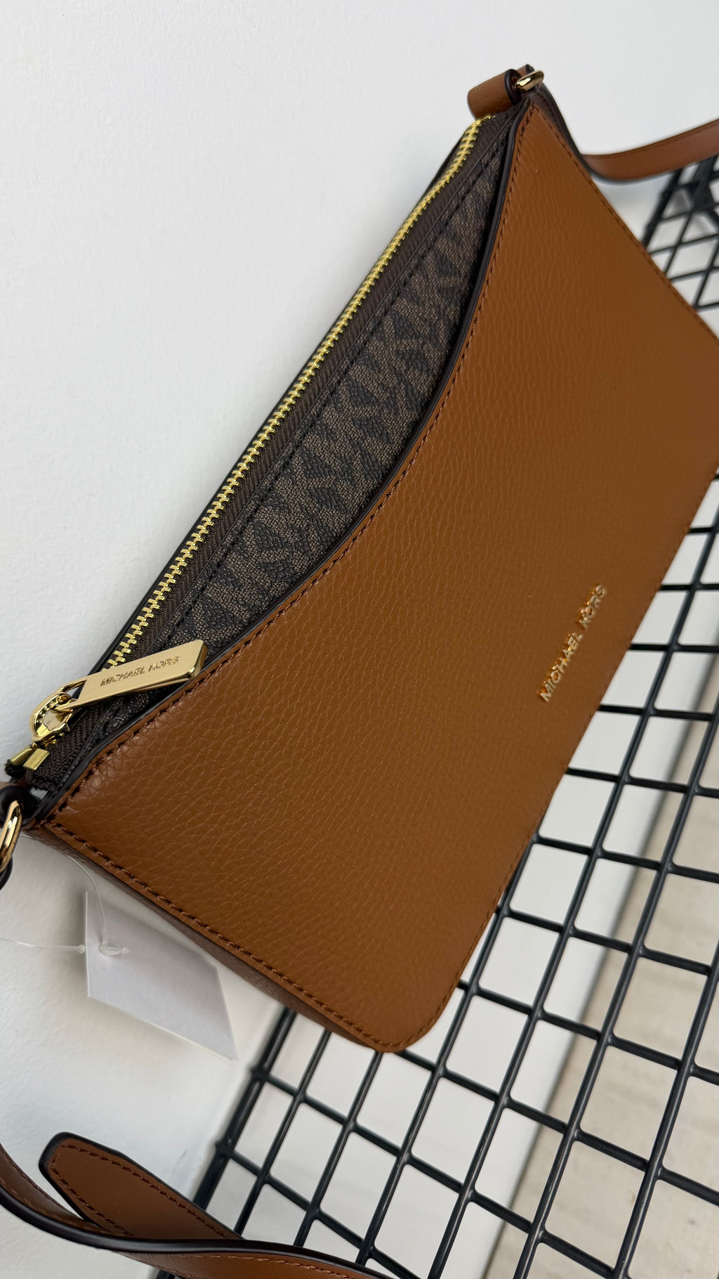 Bandolera Michael Kors arden  – camel y marrón logo