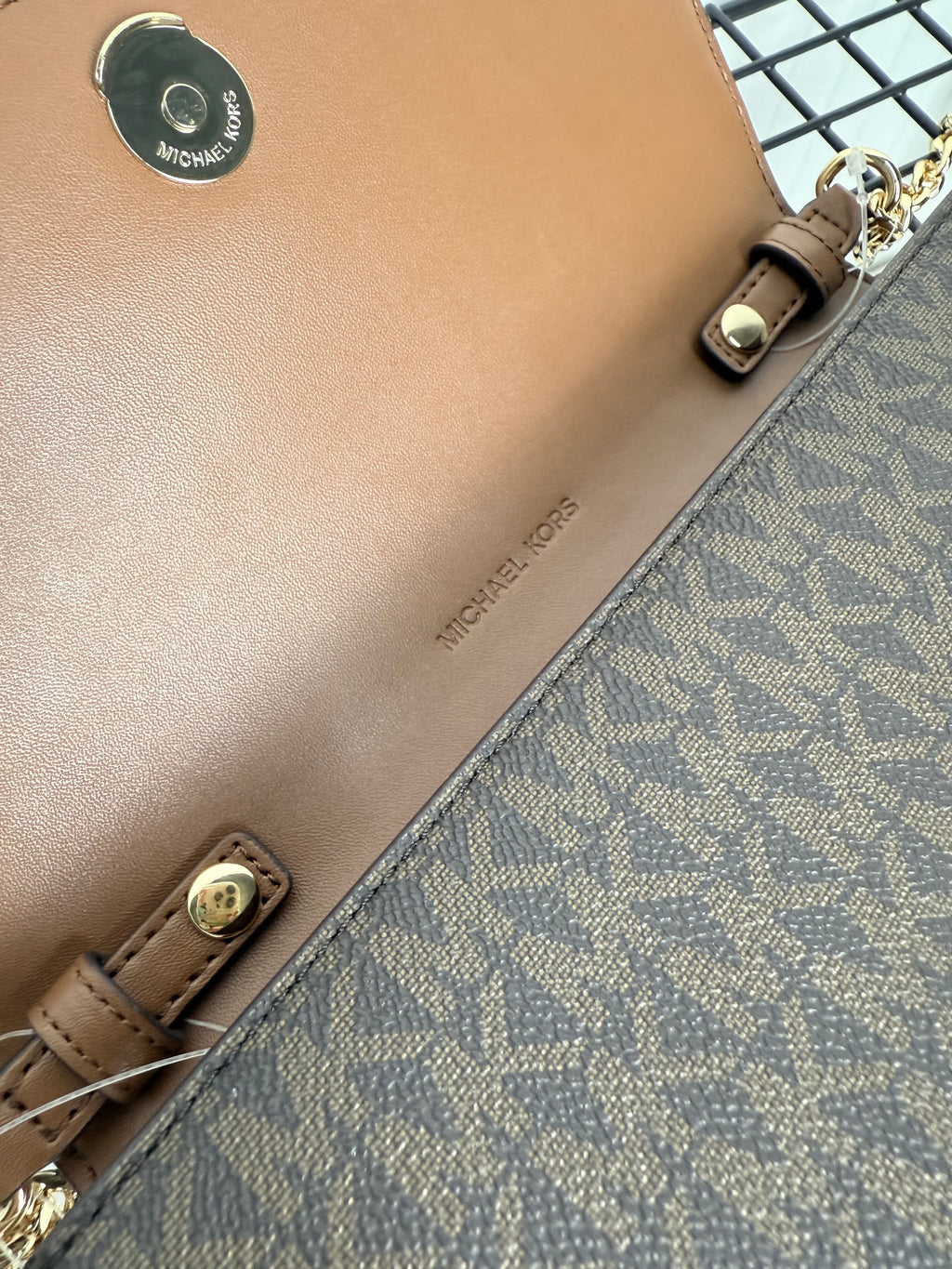 Michael Kors Carson LG Wallet on a Chain (bandolera móvil )