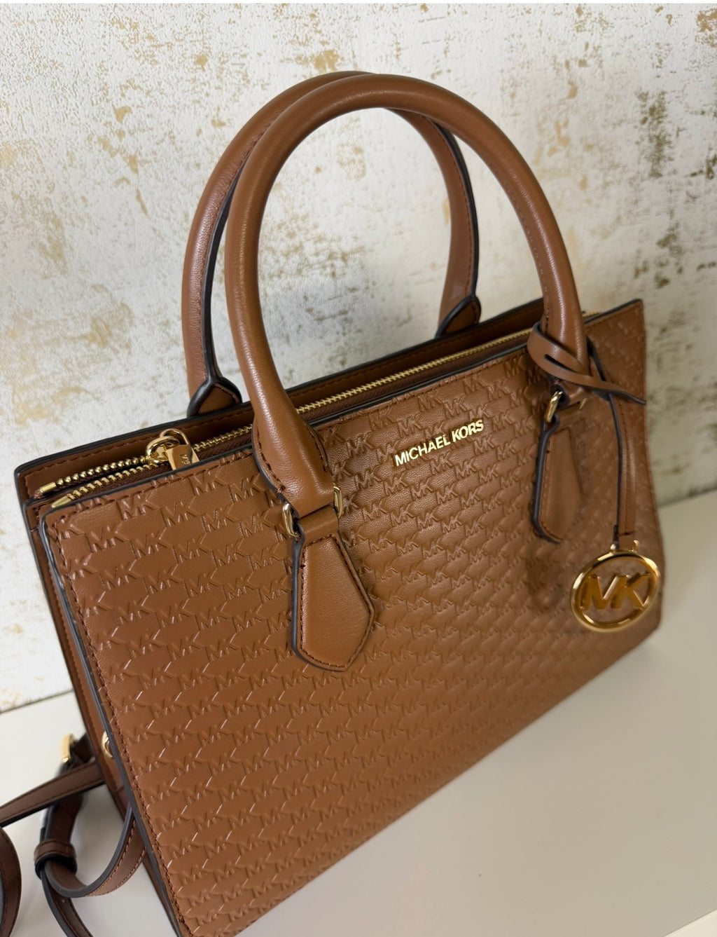 Bolso Michael Kors satchel en color marrón cuero con grabado Mk