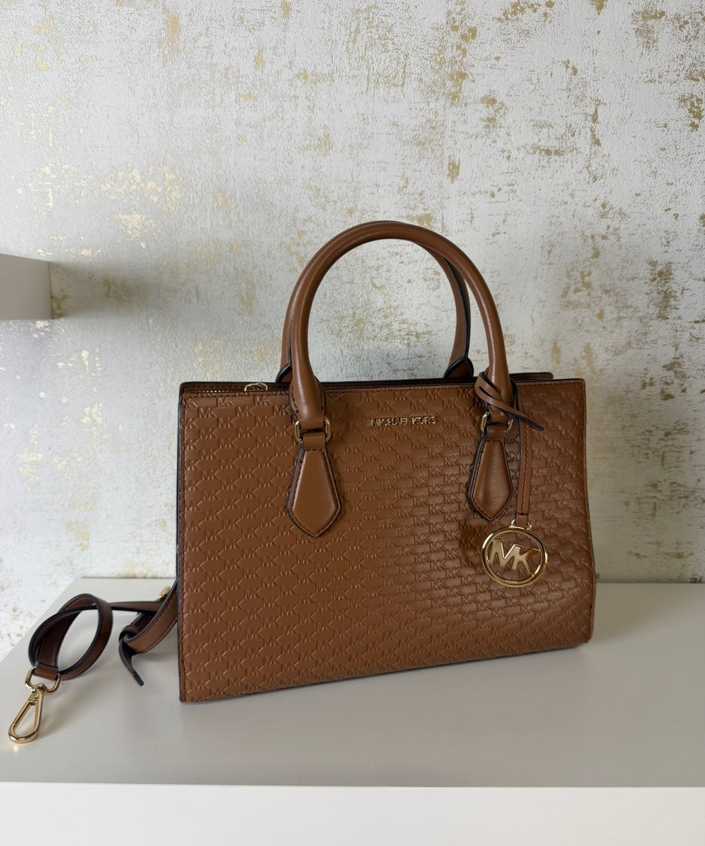 Bolso Michael Kors satchel en color marrón cuero con grabado Mk
