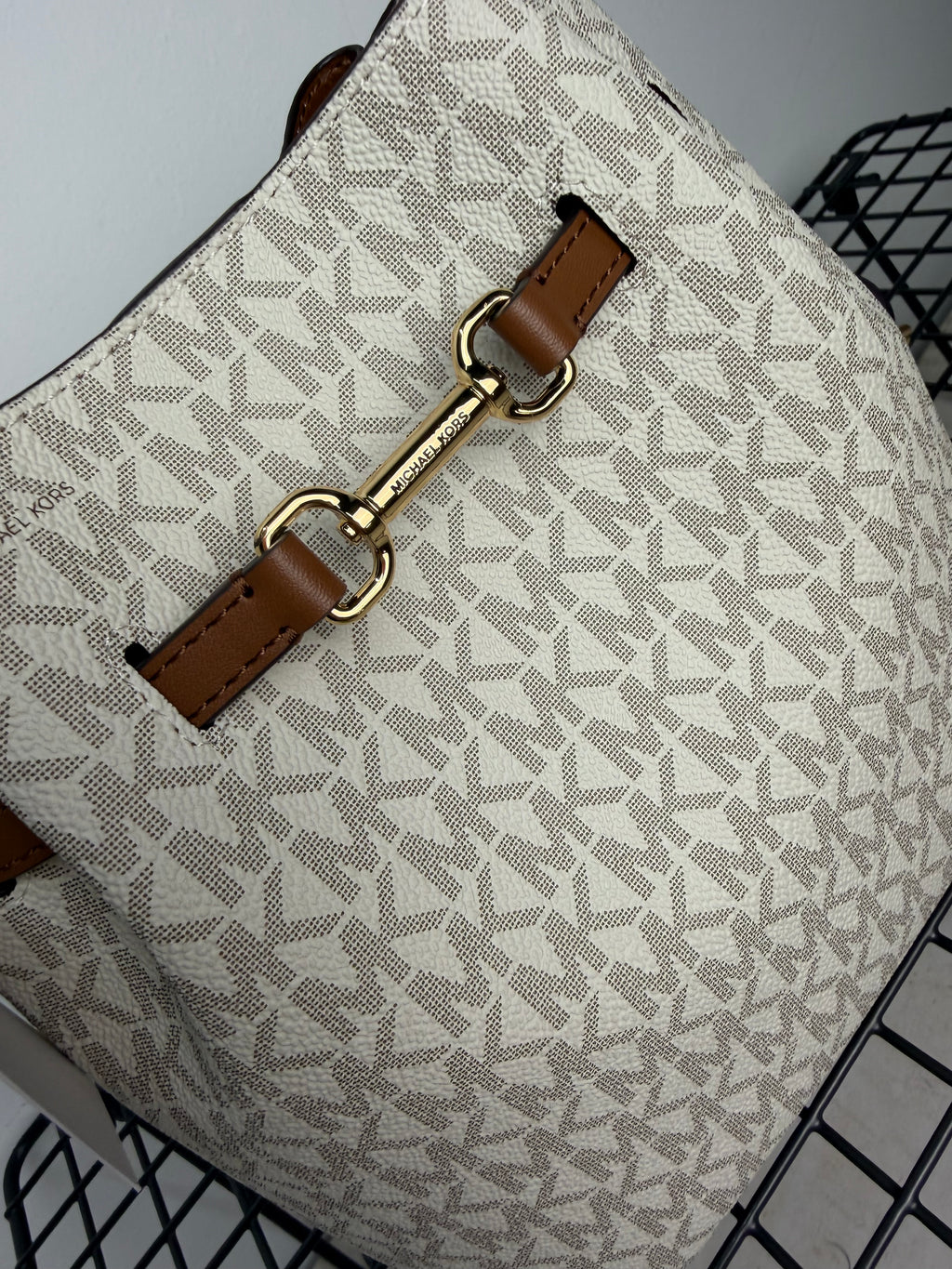 Bolso Michael Kors Carson – vainilla  logo ( bombonera ) (copia)