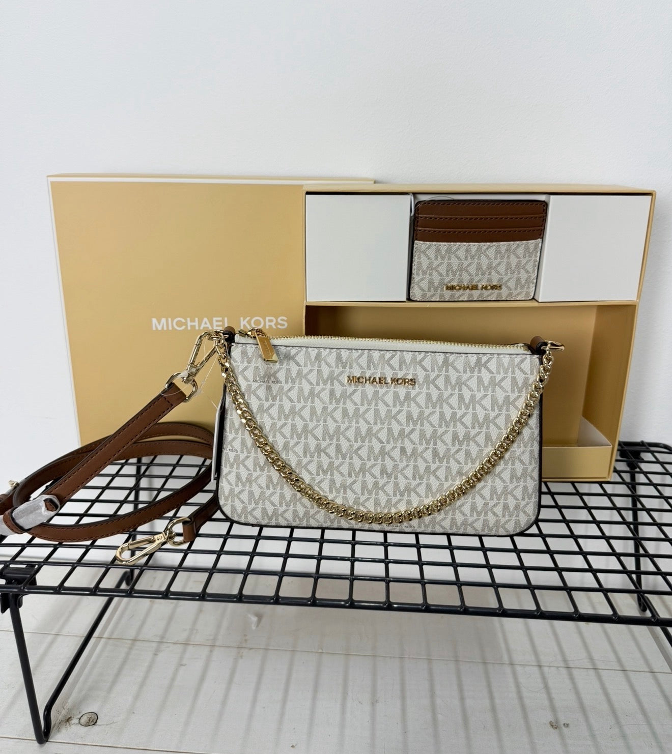 Michael Kors Gift Set – Crossbody + Wallet Vainilla y L camel ( set bandolera mediana y tarjetero )