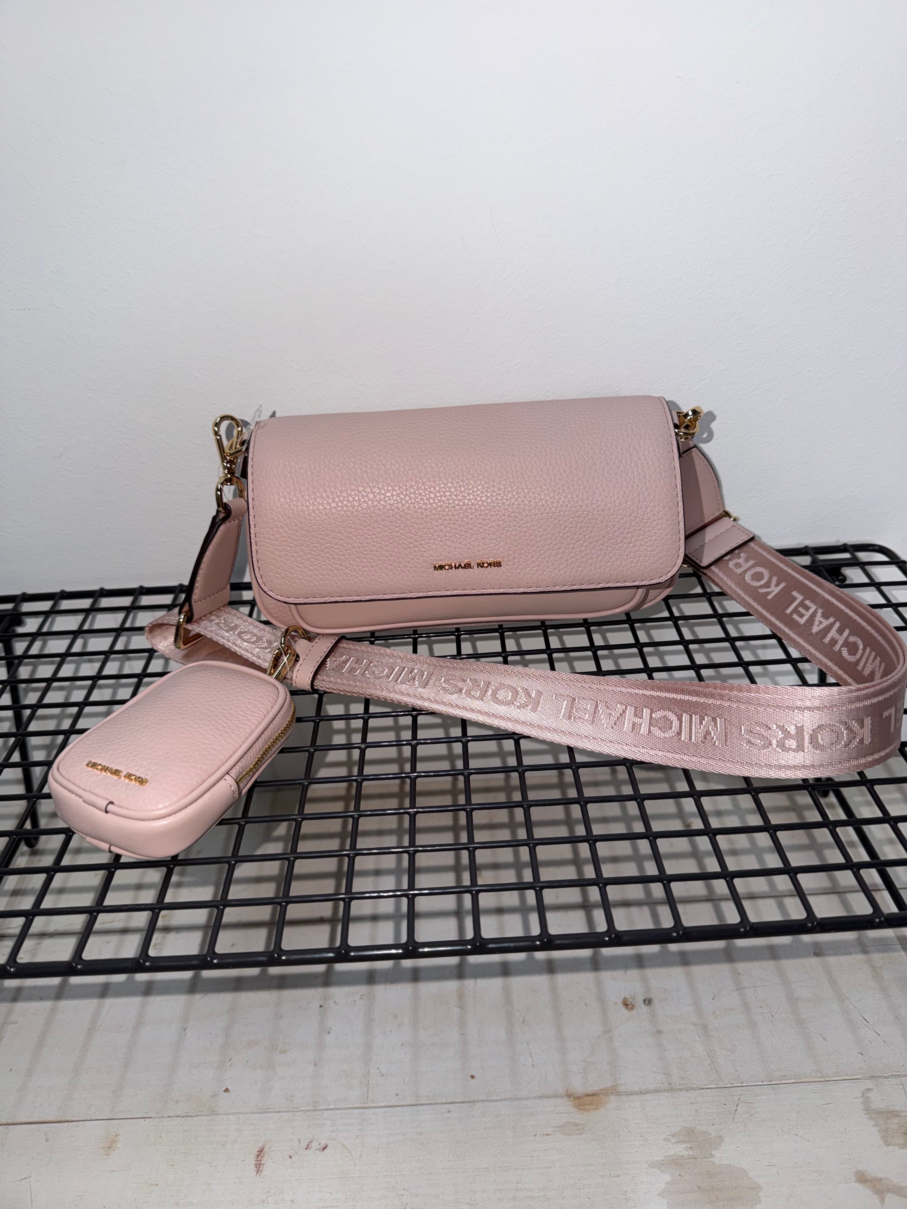 Bolso Michael Kors color rosa con bandolera logo y monedero a juego ( multipochette )