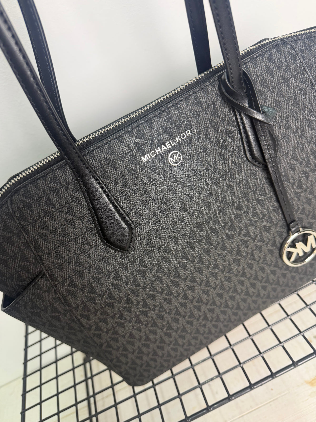 Michael Kors Marilyn Medium Tote negro logo