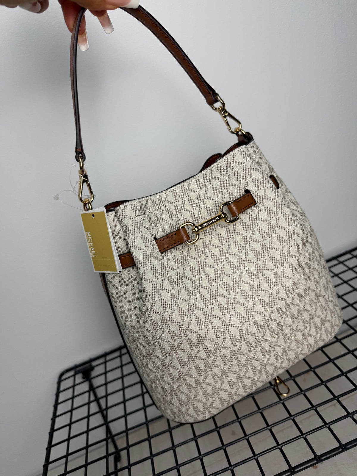 Bolso Michael Kors Carson – vainilla  logo ( bombonera ) (copia)