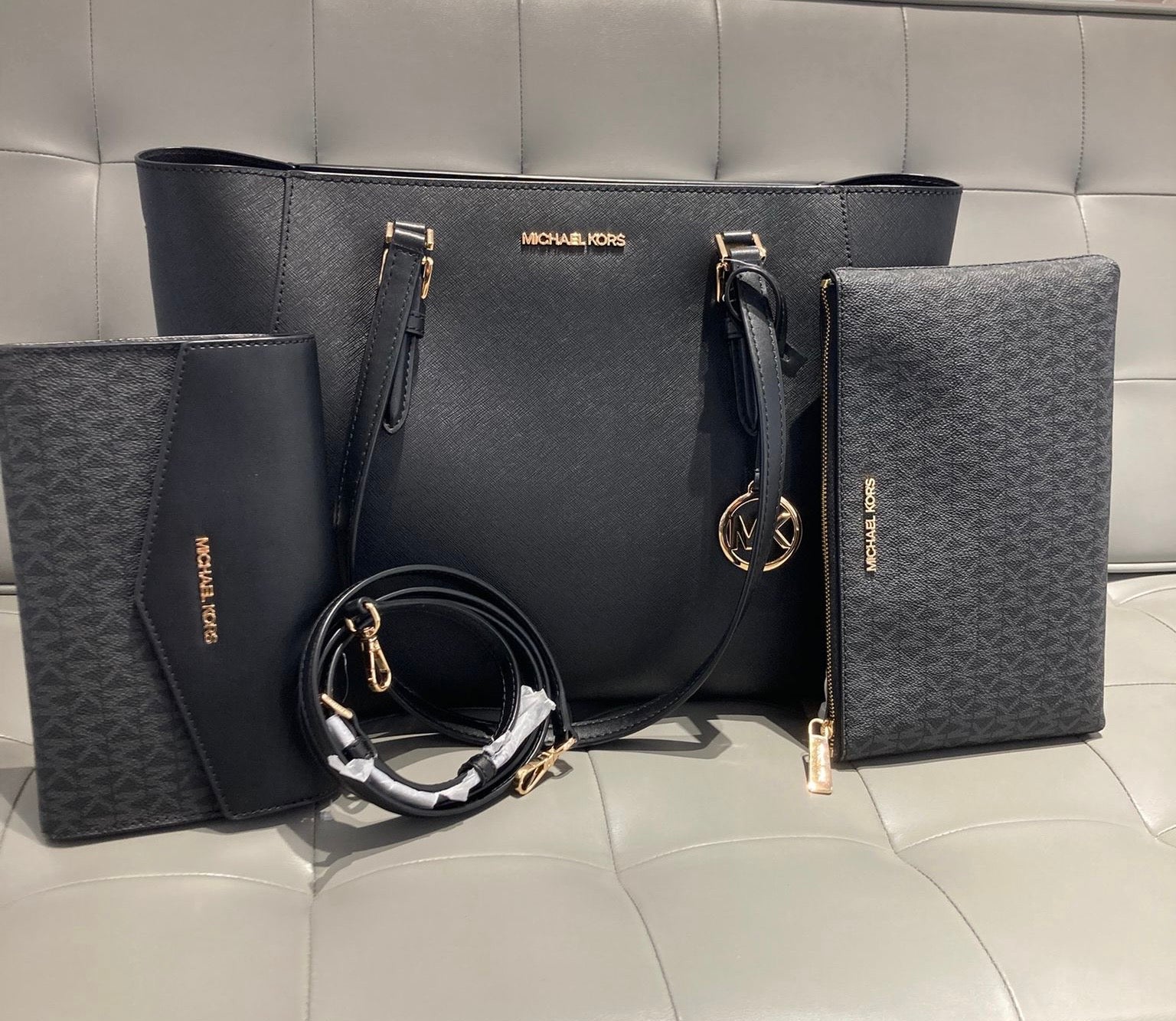 Michael Kors Charlotte Large Tote color negro con dorado  ( set 3 piezas)