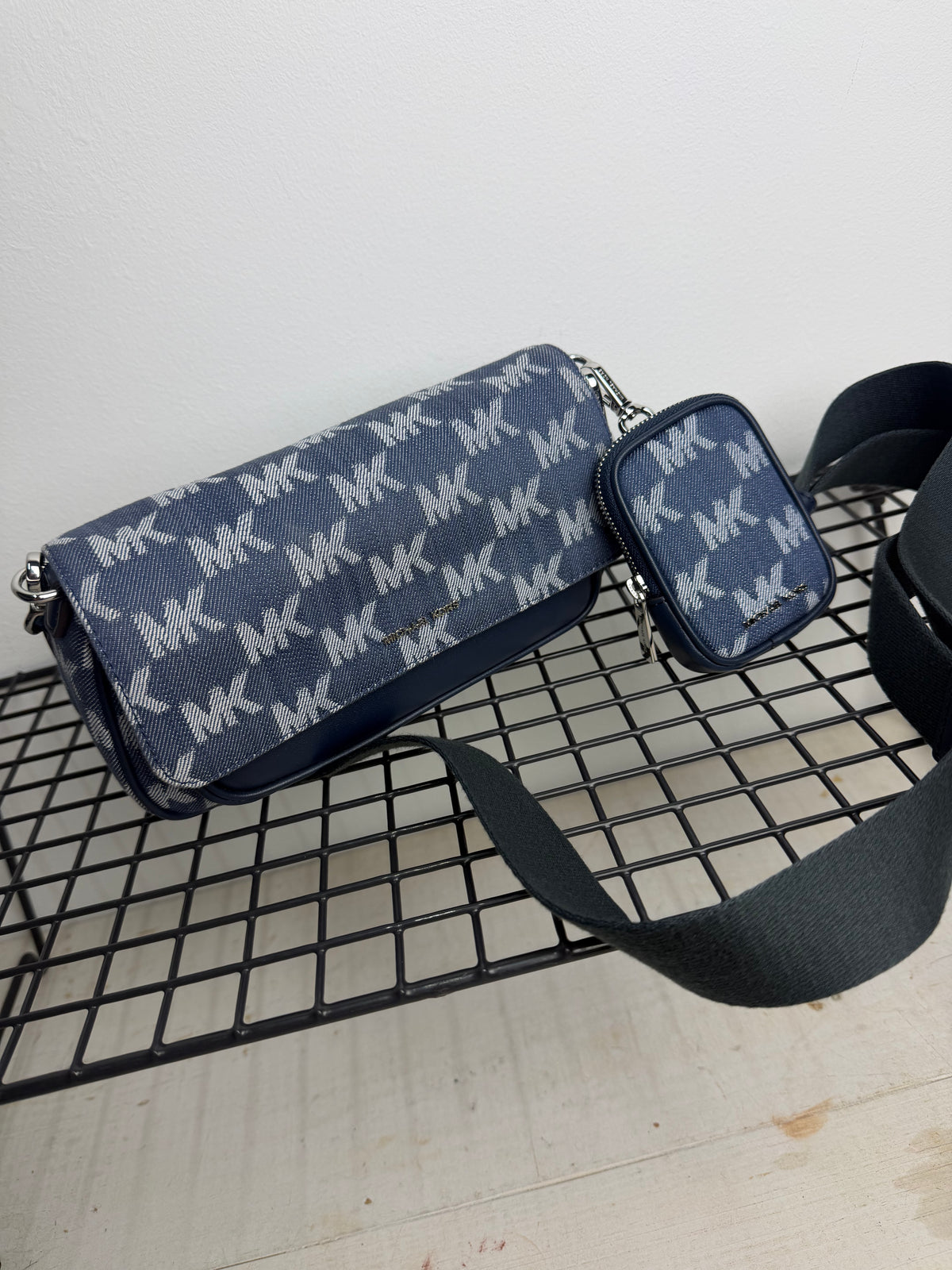 Michael Kors Jet Set Travel Bandolera Denim con multipochette