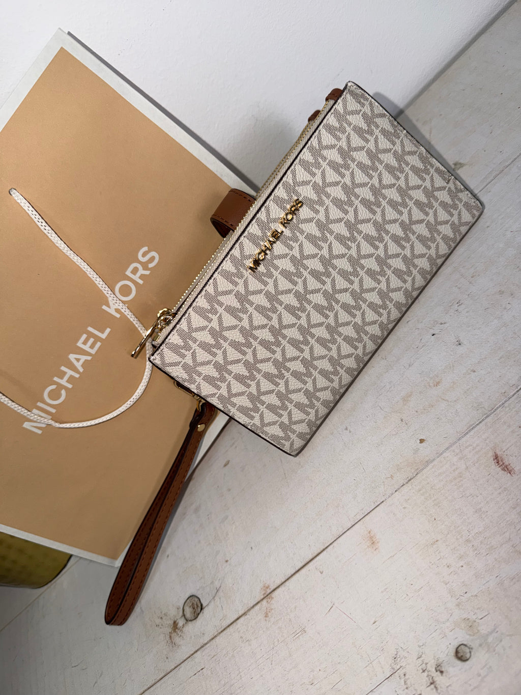 Cartera de mano Michael Kors Jet Set Travel en color vainilla