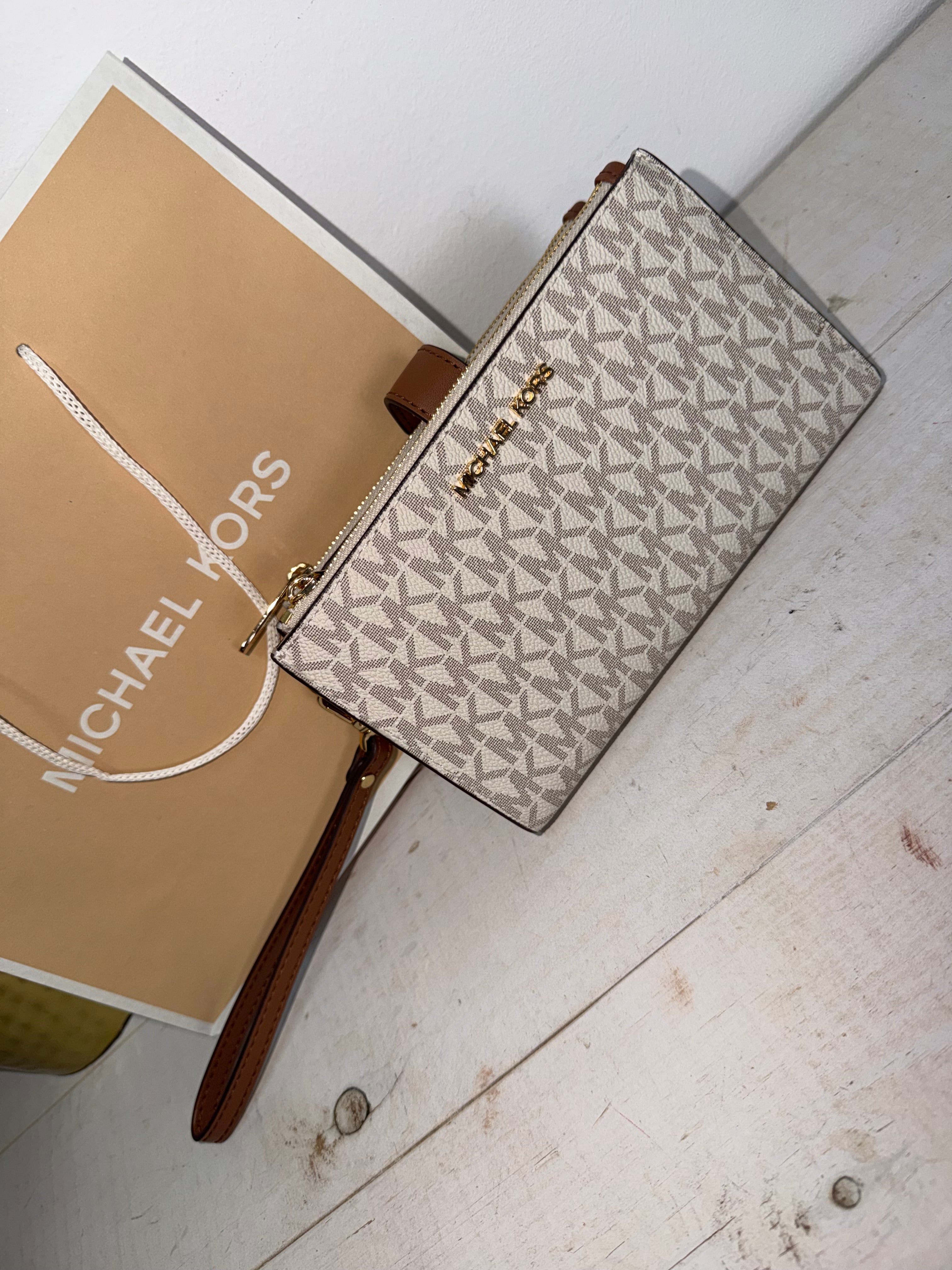 Cartera de mano Michael Kors Jet Set Travel en color vainilla